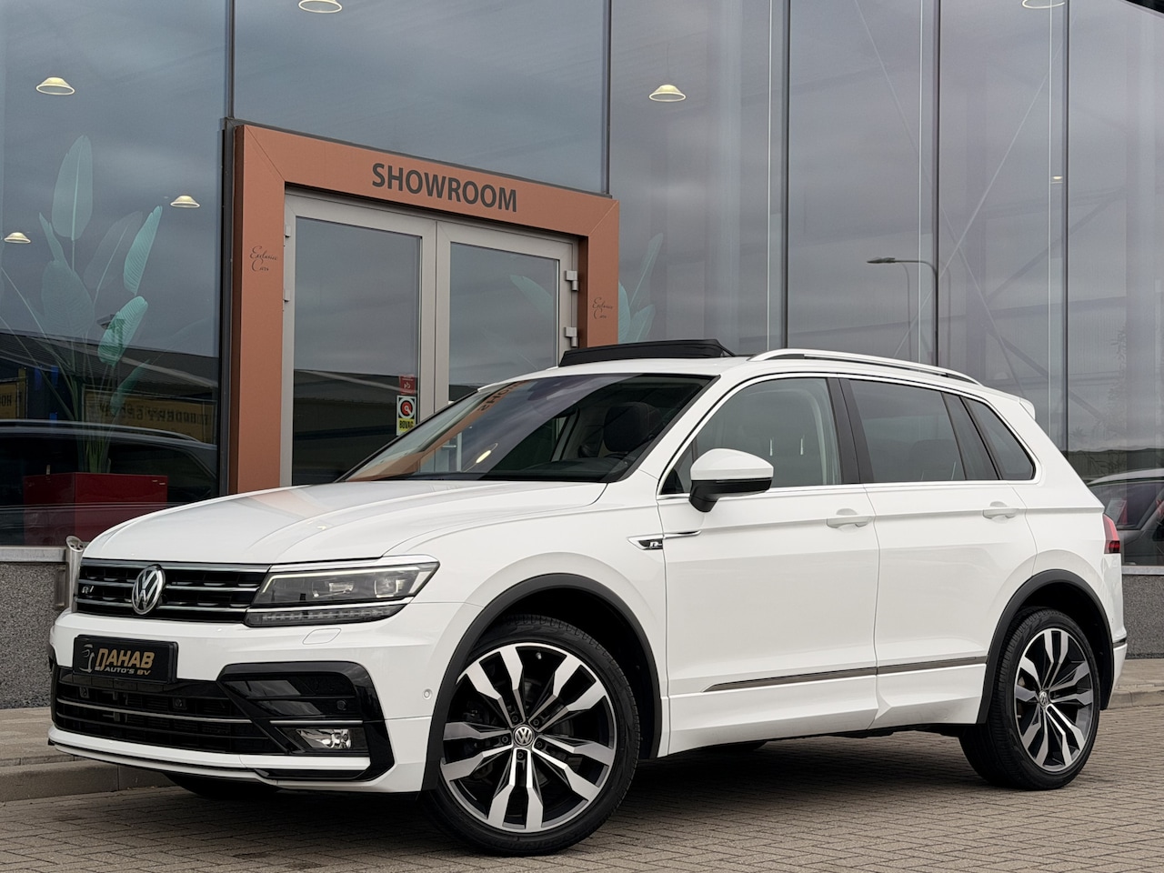 Volkswagen Tiguan - 2.0 TSI 4Motion R-LINE 220PK | ACC | Pano | Stoelmassage | 20 inch | Stoel/Stuurverwarming - AutoWereld.nl