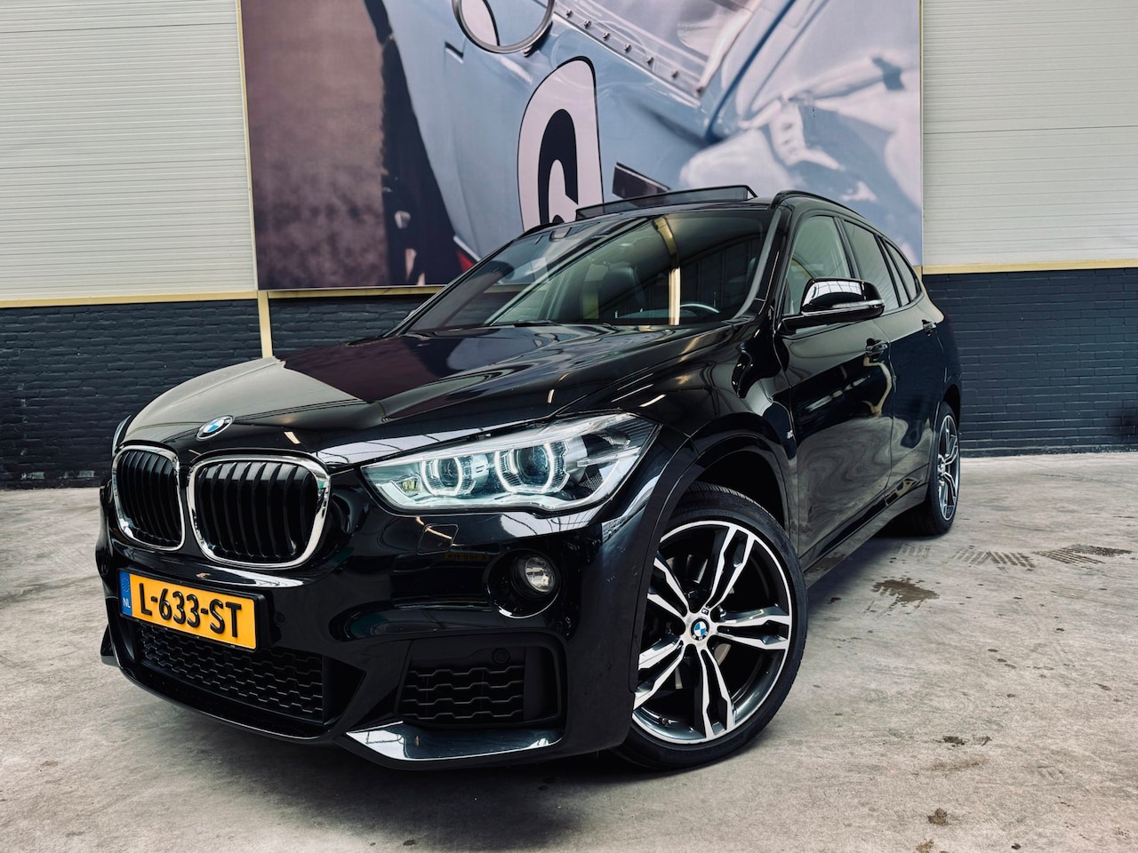 BMW X1 - XDrive25i M-sport|Panodak|Sportleder| HUD| - AutoWereld.nl