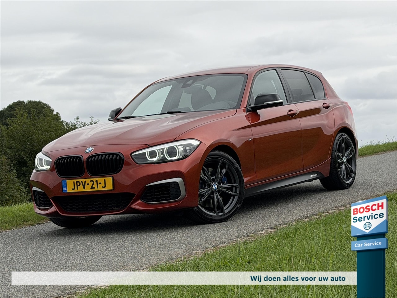BMW 1-serie - M140i xDrive 340PK M-Performance / Harman-Kardon / LCI / Leder / Navi / Adaptief onderstel - AutoWereld.nl