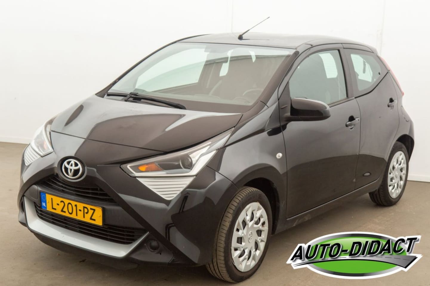 Toyota Aygo - 1.0 VVT-i x-play 54.512 km Airco Camera - AutoWereld.nl