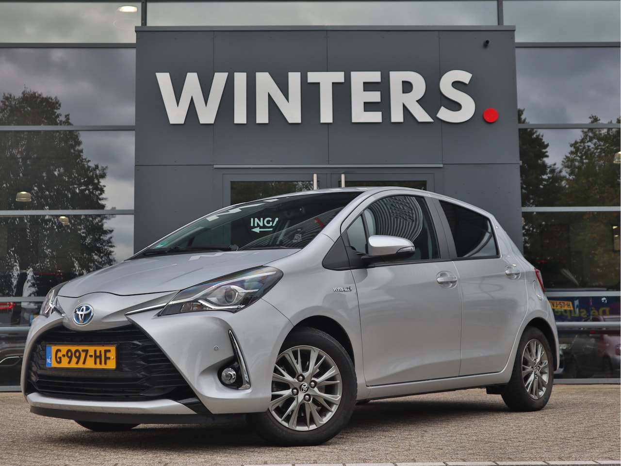 Toyota Yaris - 1.5 Hybrid Dynamic All-season banden | afneembare trekhaak | Clima control - AutoWereld.nl