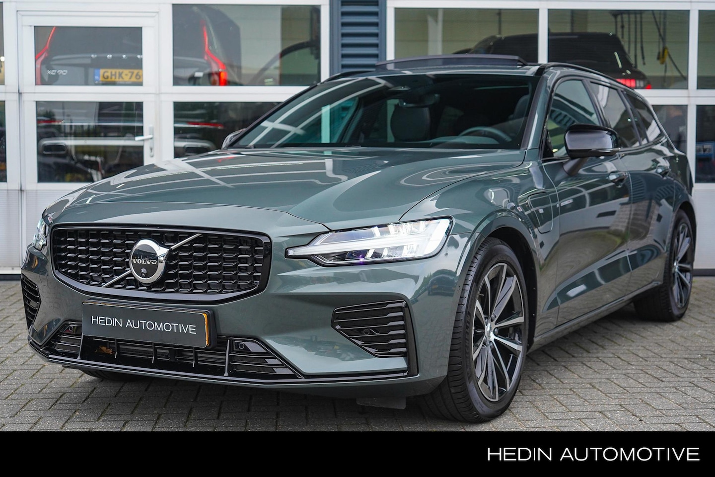 Volvo V60 - 2.0 T8 Plug-in hybrid AWD Plus Dark | Panoramadak | Trekhaak | 360 Camera | Stoel- stuurve - AutoWereld.nl