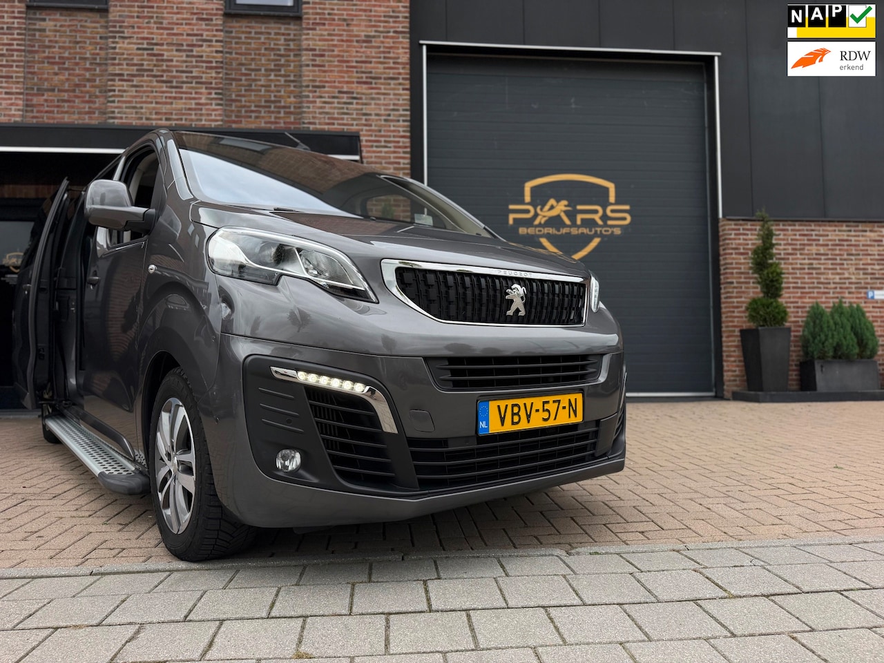 Peugeot Expert - 2.0 BlueHDI Automaat 177PK 180 Extra Long Asphalt DC Dubbele Cabine Airco Navi Cruise Came - AutoWereld.nl