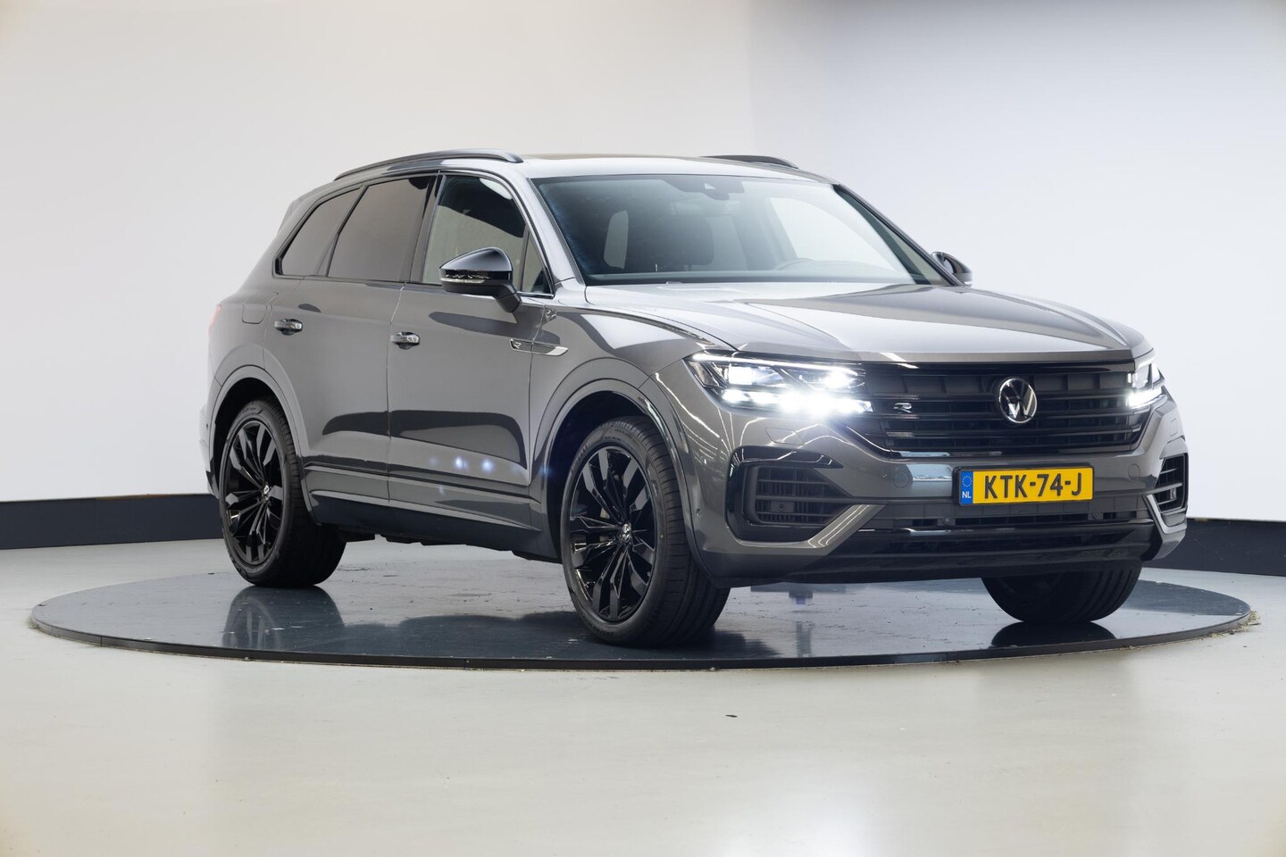 Volkswagen Touareg - 3.0 TSi eHybrid 4MOTION R | 21 Inch | Trekhaak | - AutoWereld.nl