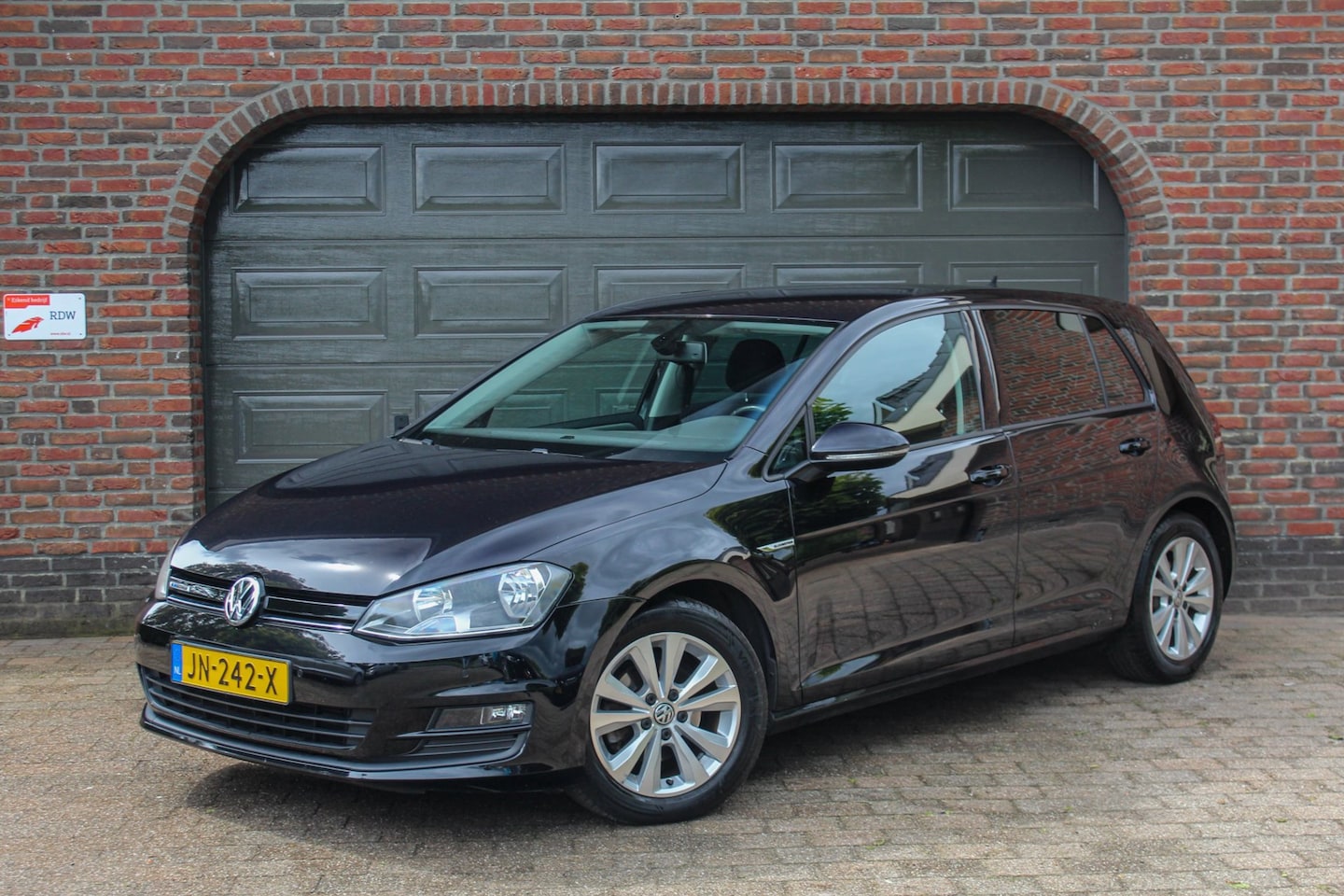 Volkswagen Golf - 1.0 TSI Connected Series - automaat - camera - cruise - navigatie - AutoWereld.nl