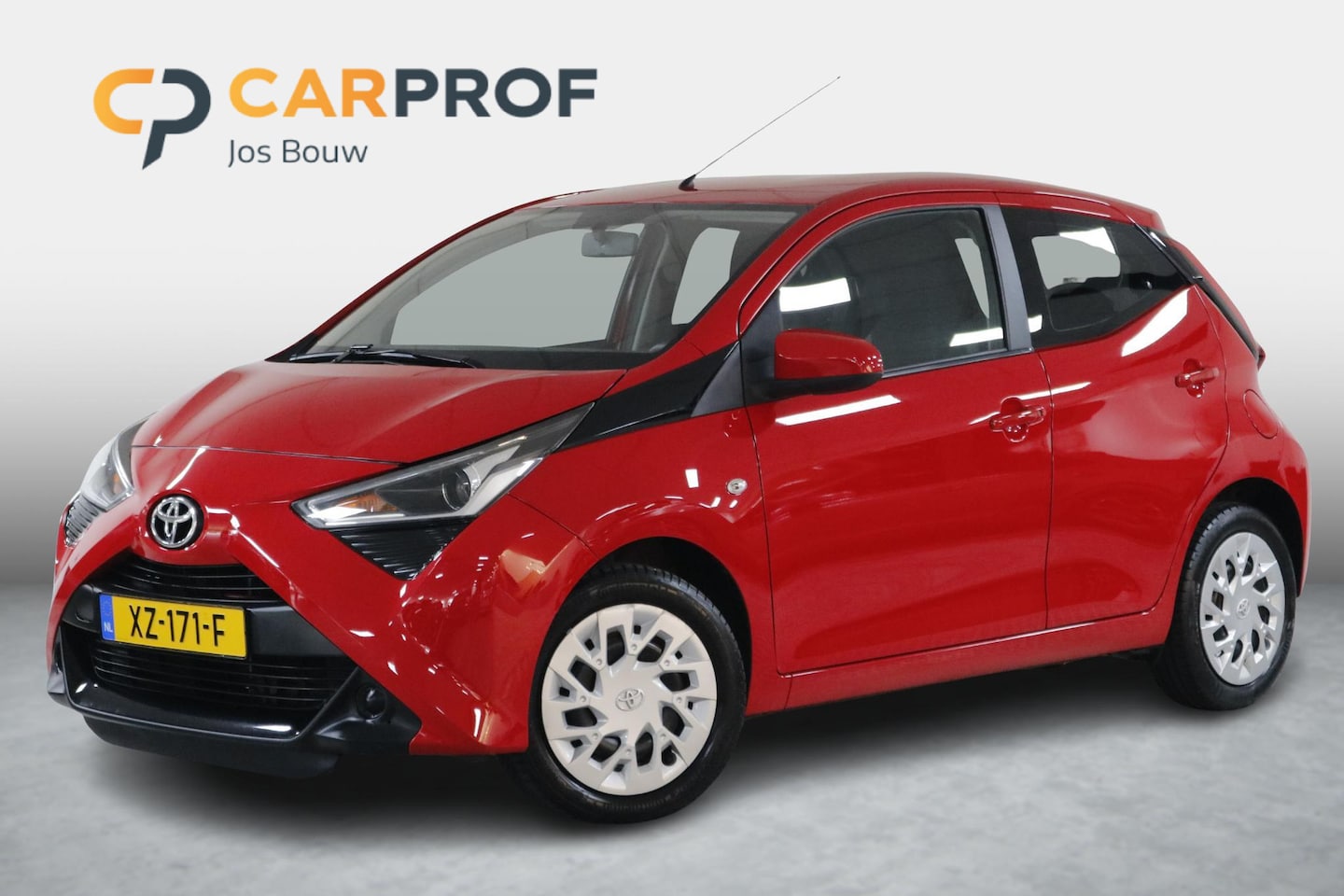 Toyota Aygo - 1.0 VVT-i x-play Airco | Cruise | Carplay | Camera | Bluetooth. - AutoWereld.nl