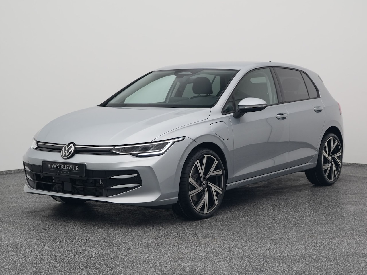 Volkswagen Golf - 1.5 eHybrid Life Edition | CAMERA | ADAPTIVE | STOEL- EN STUURVERW. - AutoWereld.nl