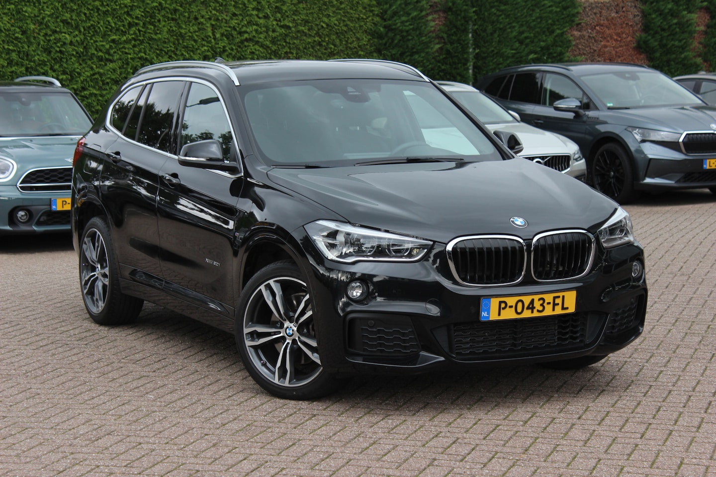 BMW X1 - xDrive20i High Exe. M Sport / Trekhaak / Camera / Alcantara / Keyless / 19'' / Navigatie / - AutoWereld.nl