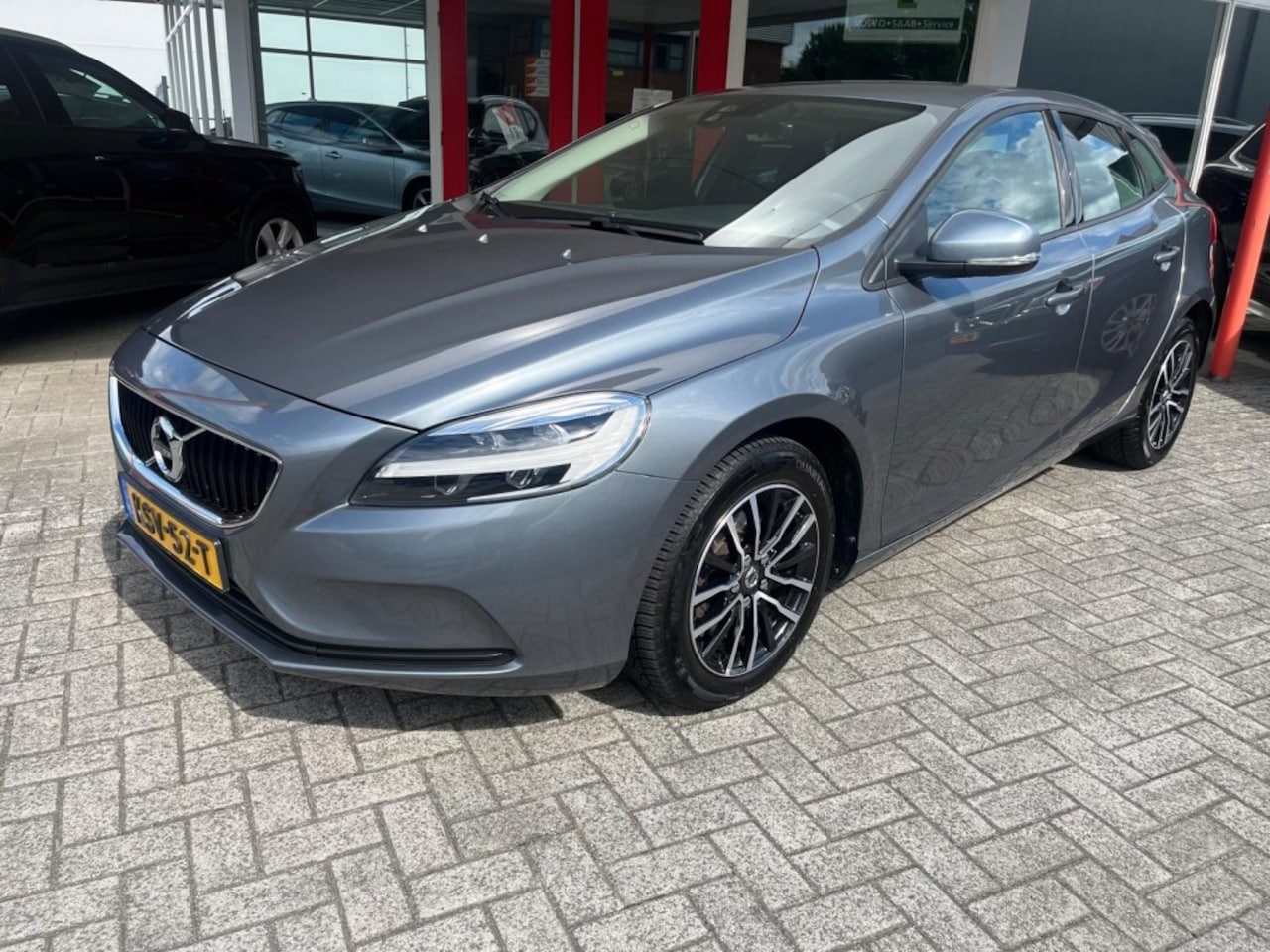 Volvo V40 - 2.0 T2 122PK Momentum 122 PK Camera Trekhaak Ledkoplampen - AutoWereld.nl