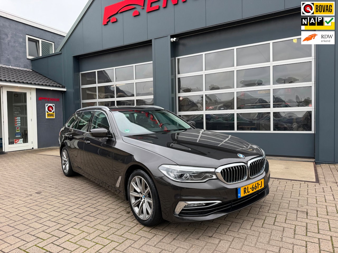 BMW 5-serie Touring - 520d High Executive / Pano / Smartkey / Standverw. / Leder . - AutoWereld.nl