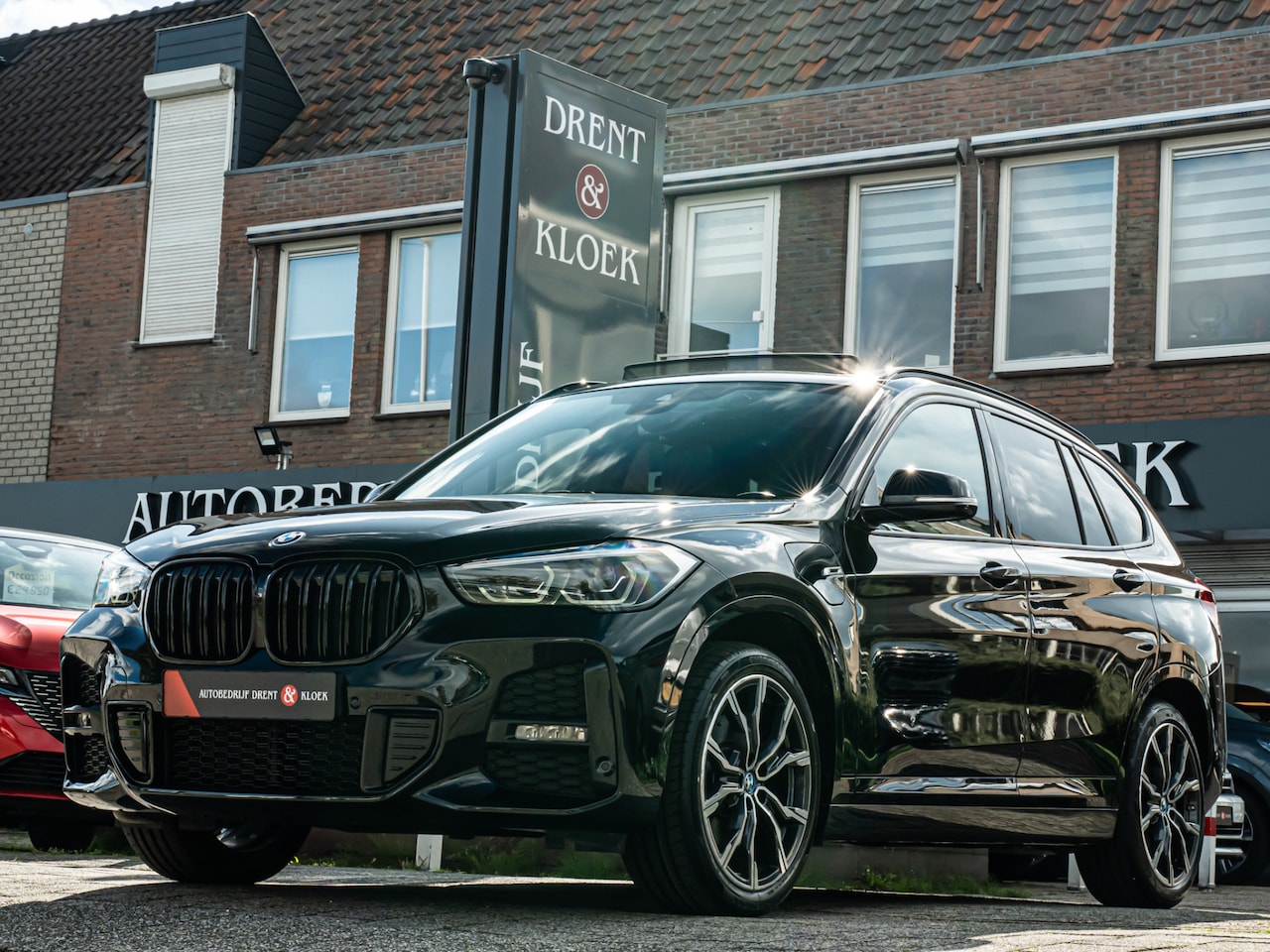 BMW X1 - xDrive25e High Exe M-Sport PANO CAMERA HUD MEMORY STOEL 19 INCH SHADOW LINE - AutoWereld.nl
