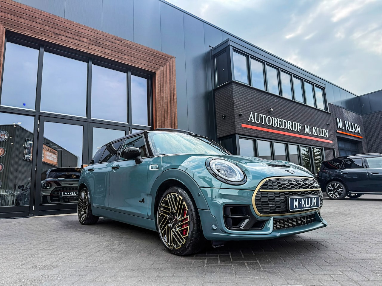 MINI Clubman - 2.0 JCW ALL4 John Cooper Works Untold Edition F1 306pk/Sage green/Uniek/Vol - AutoWereld.nl