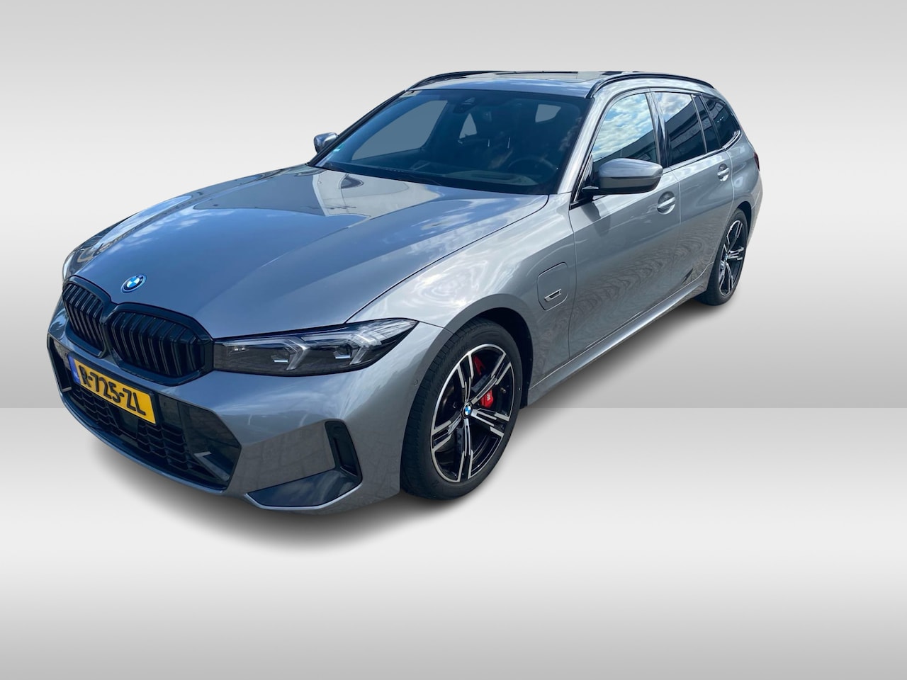 BMW 3-serie Touring - 330e / SoH 88,5% / Trekhaak / Panoramadak / Camera / Head-up / 18'' / Keyless / Laser LED - AutoWereld.nl