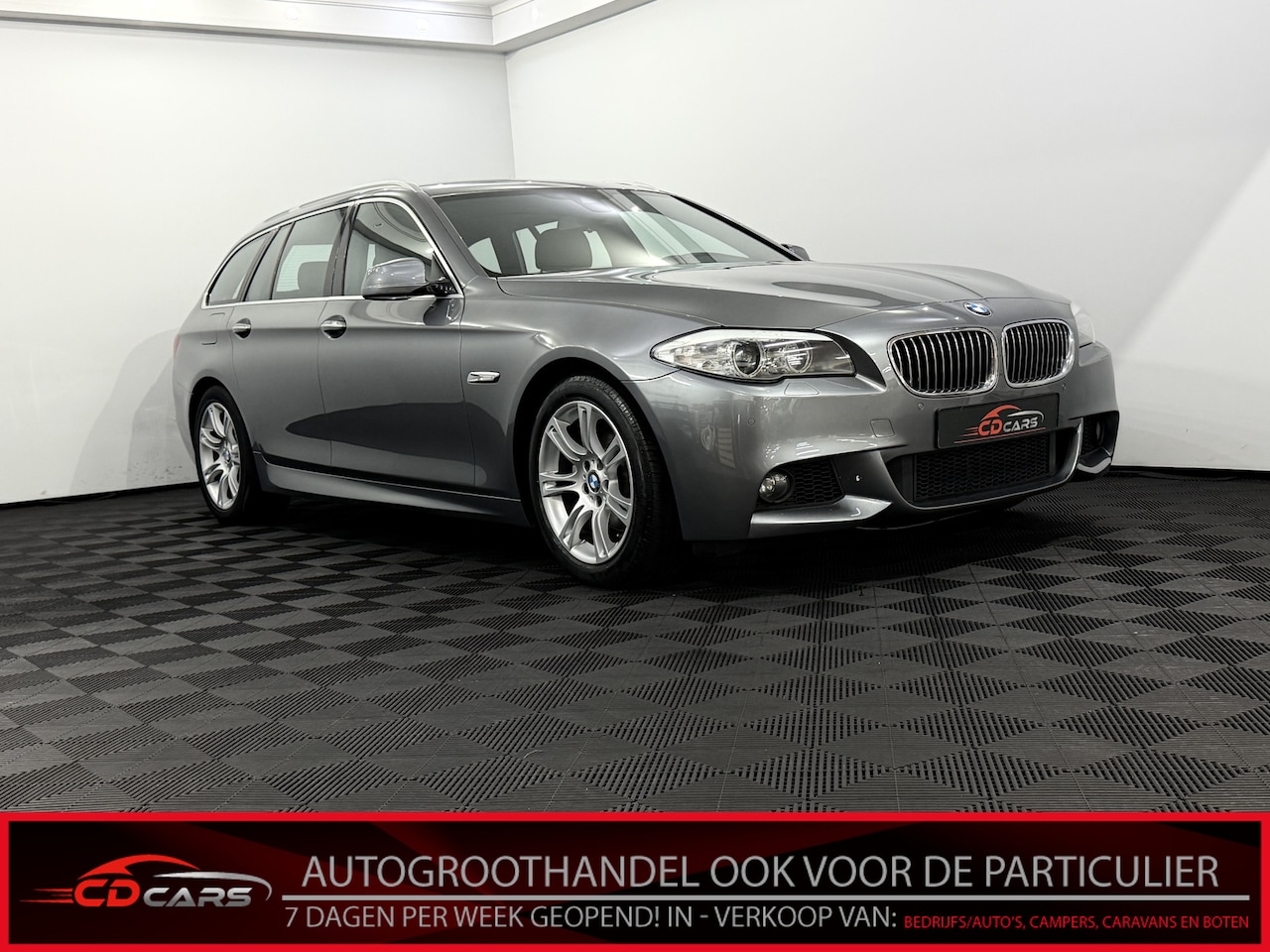 BMW 5-serie Touring - 520i Executive M Sport. Parkeersensoren, Navi, Keyless start, Virtual desk, Elektrische ac - AutoWereld.nl