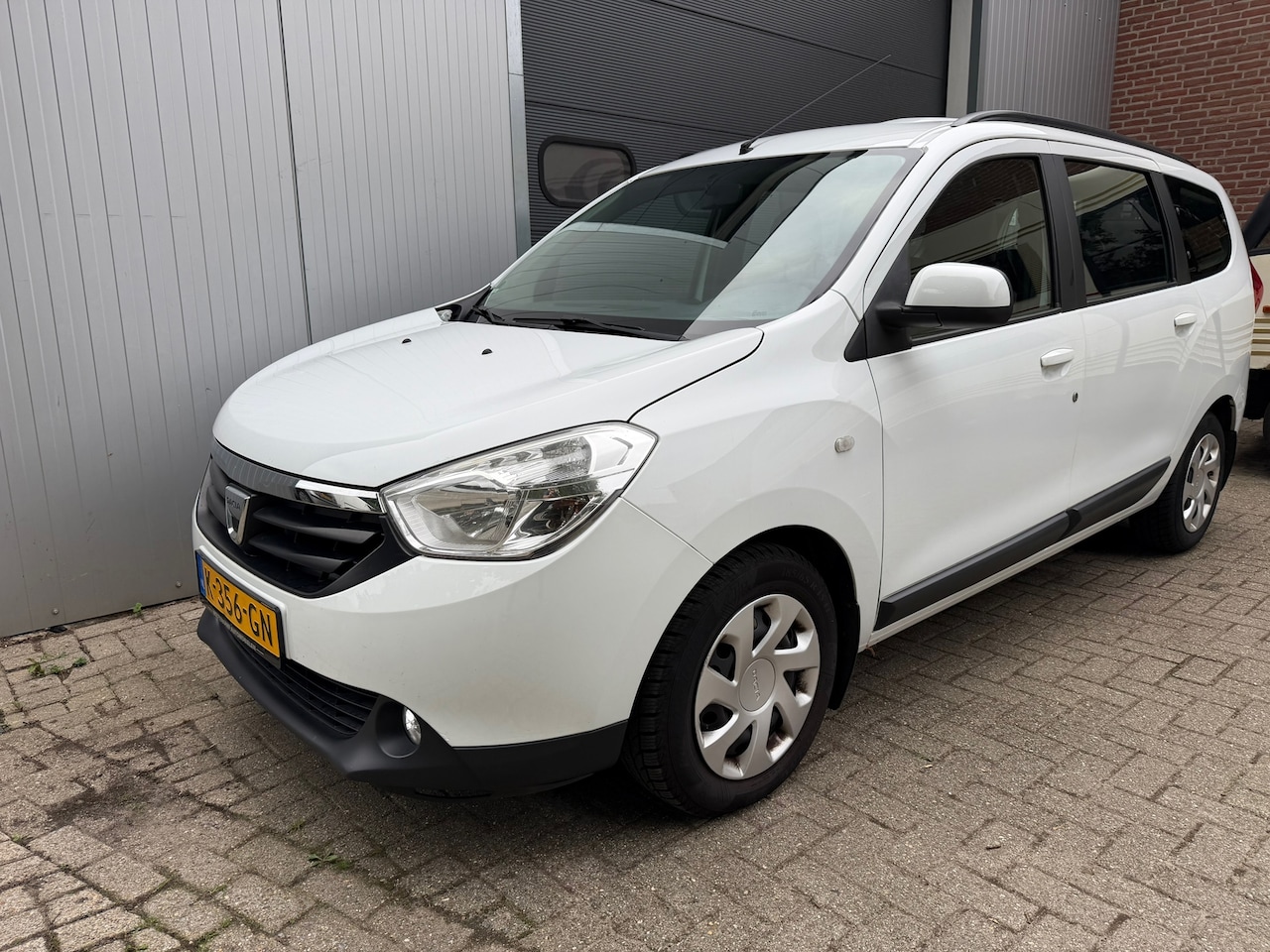 Dacia Lodgy - 1.2 Tce Lauréate 7p. 1.2 TCe Lauréate 7p. - AutoWereld.nl