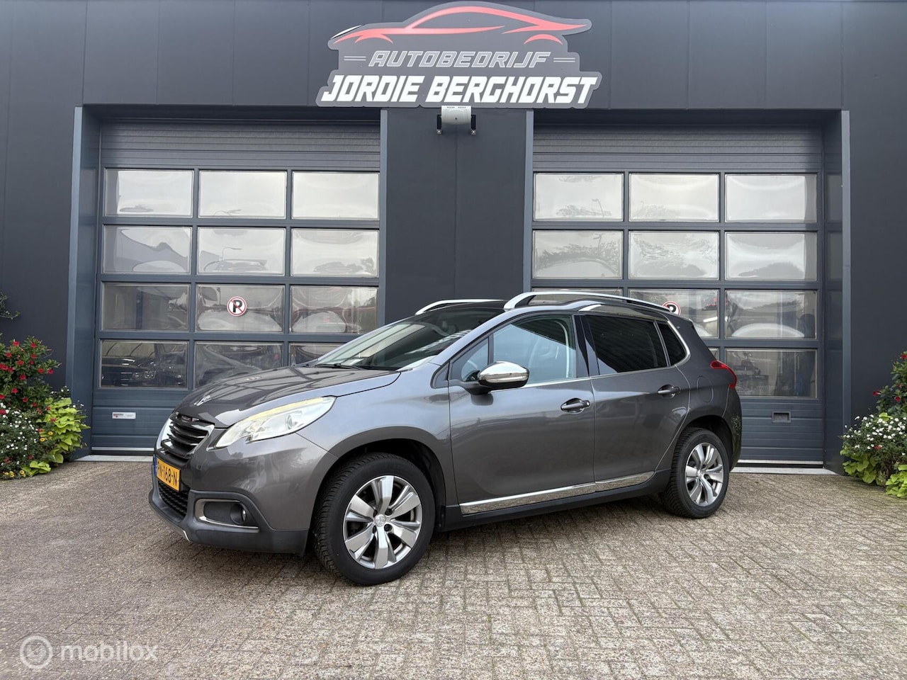 Peugeot 2008 - 1.2 PureTech Allure Automaat Pano - AutoWereld.nl
