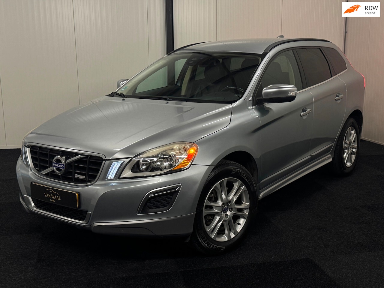 Volvo XC60 - 2.4D AWD R-Design 163PK AUTOMAAT/LEDER/CLIMA/CRUISE/PDC/TREKHAAK - AutoWereld.nl