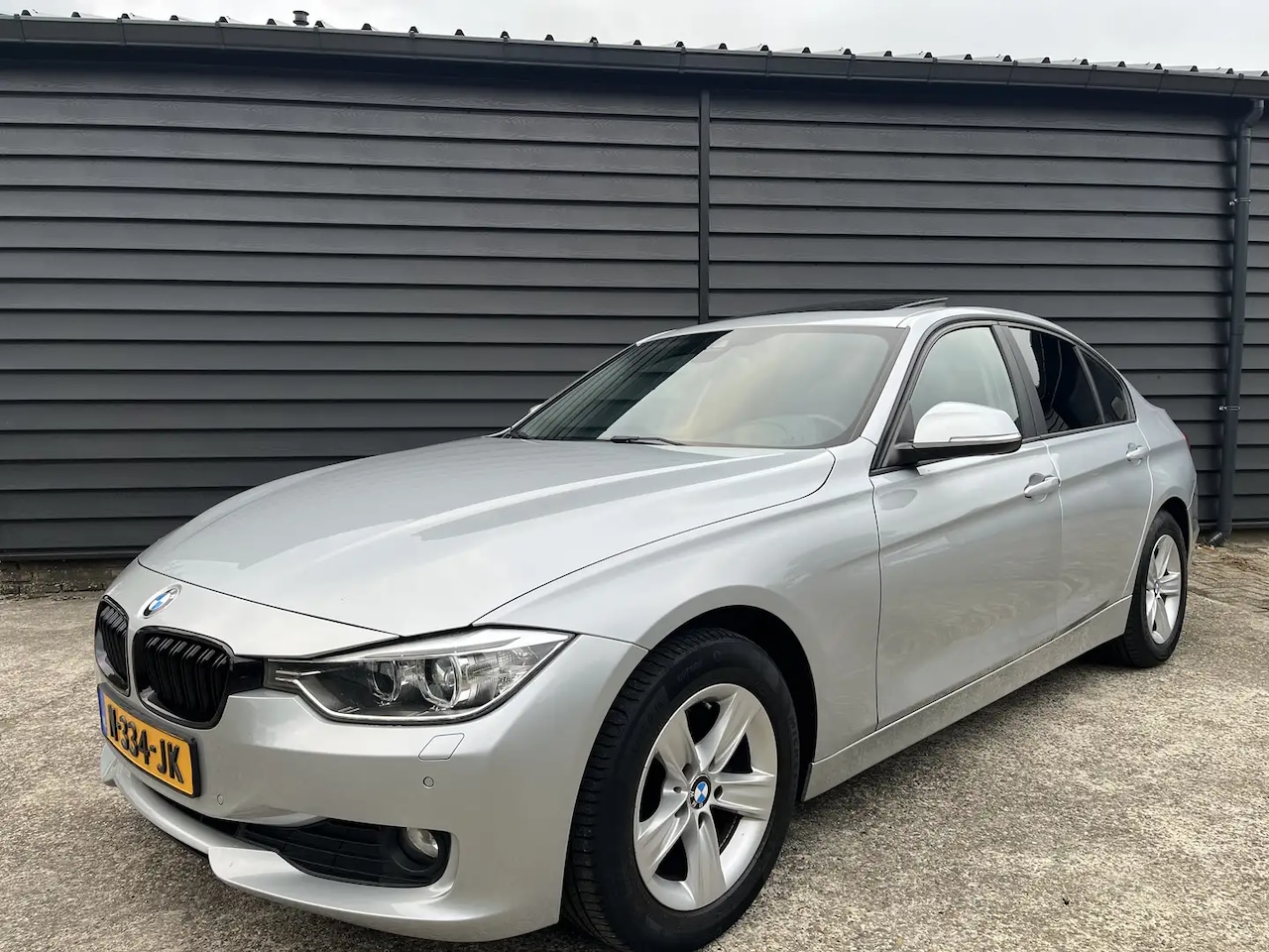 BMW 3-serie - 316i M Sport High Executive PANO Nieuwe ketting - AutoWereld.nl