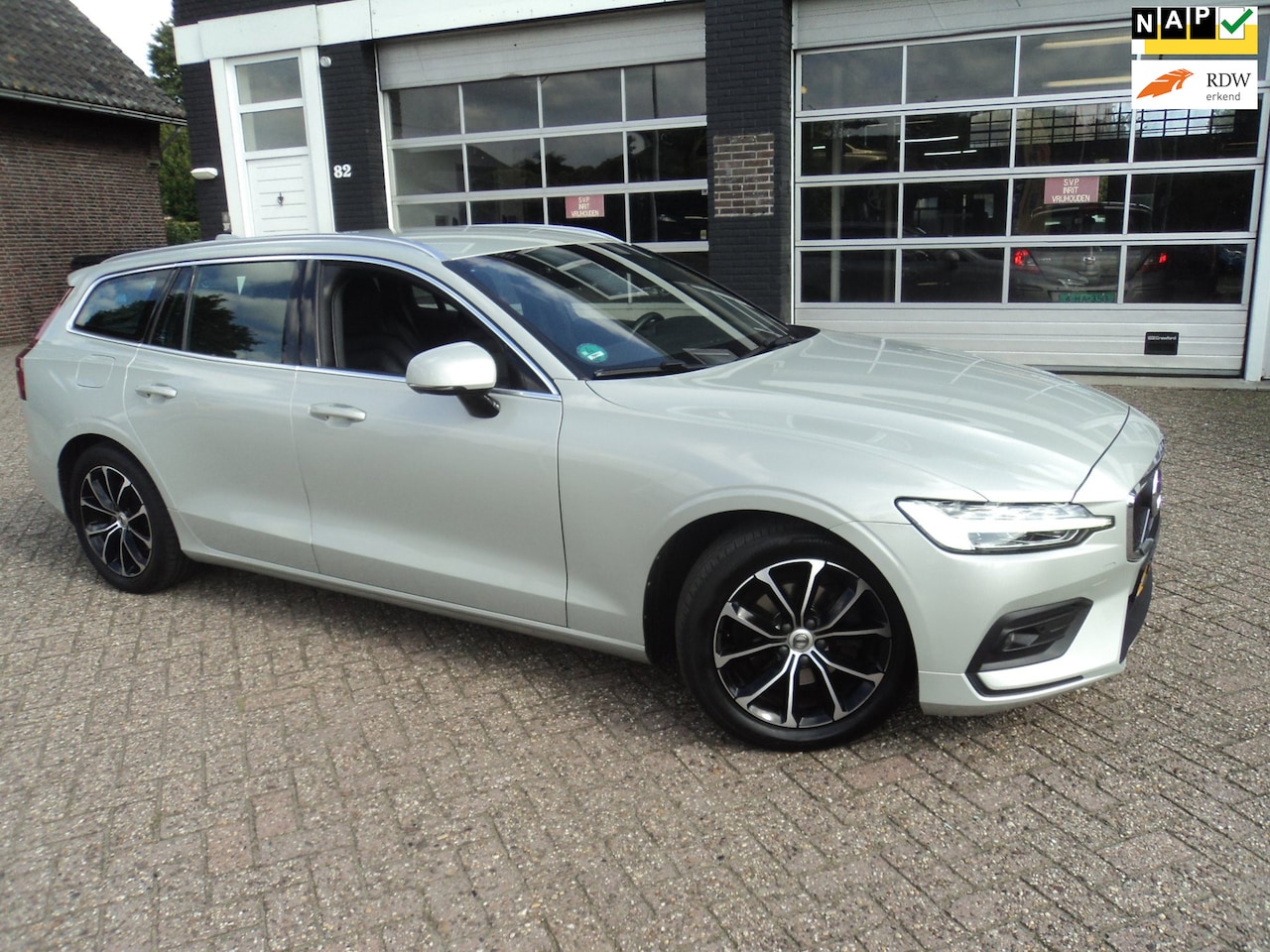 Volvo V60 - 2.0 D4 Momentum Stoelverwarming V+Achter en Stuurverwarming - AutoWereld.nl