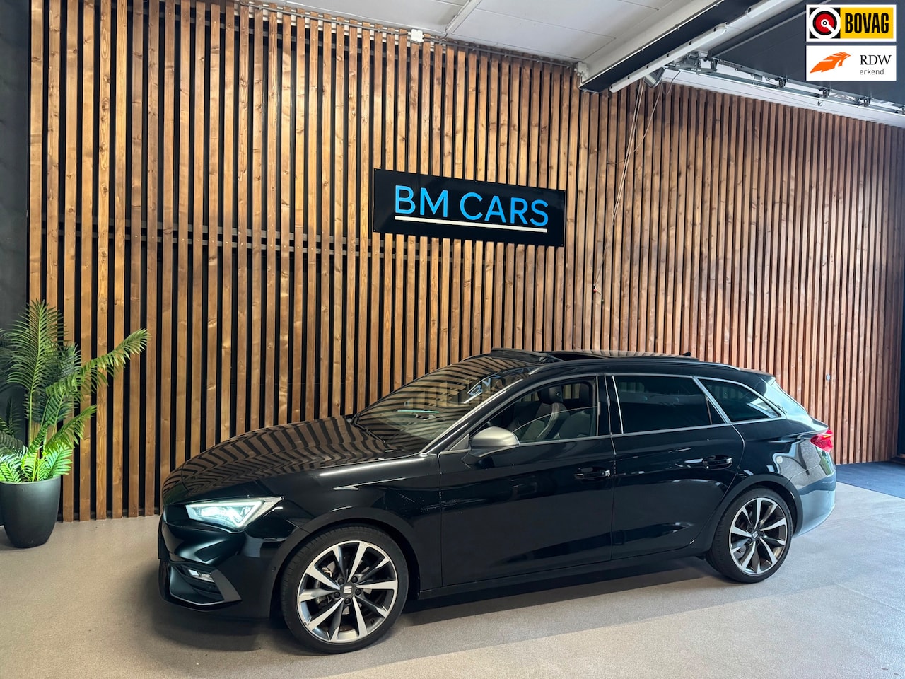 SEAT Leon Sportstourer - 1.5 eTSI FR Business Panodak,Camera,trkhaak - AutoWereld.nl
