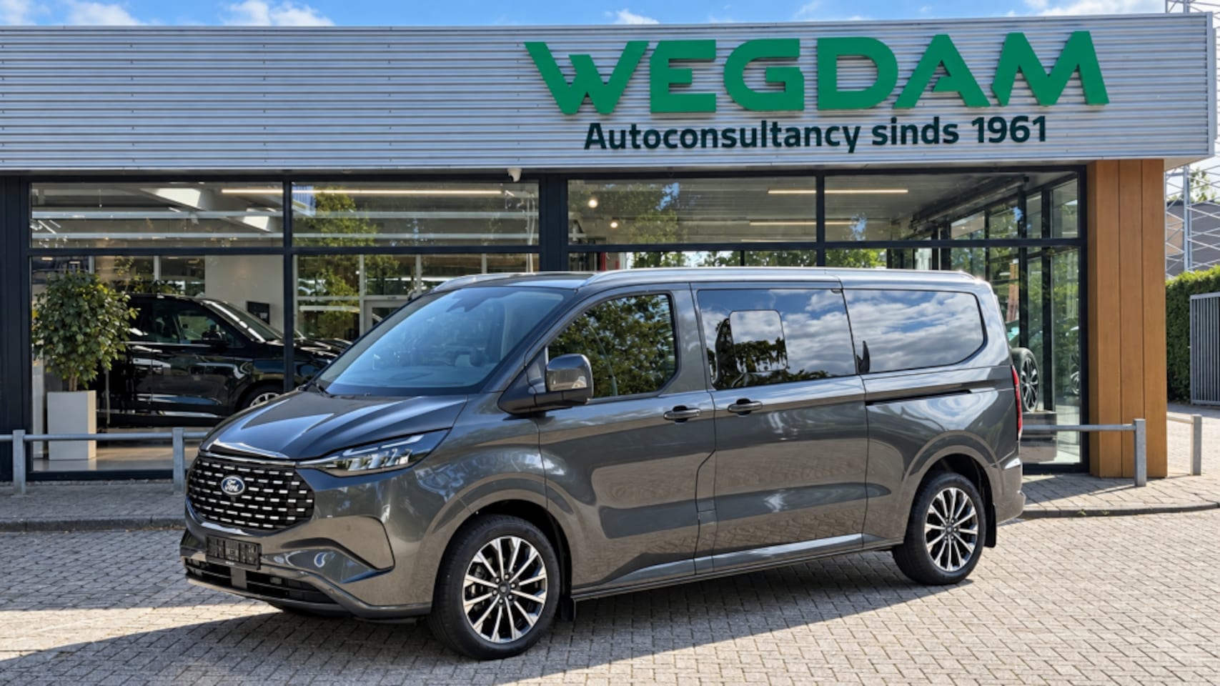 Ford Tourneo Custom - 2.5 PHEV 340 L2 TITANIUM X 8p FULL OPTIONS! VIP bus - AutoWereld.nl