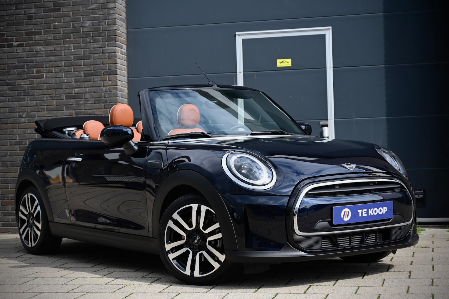 MINI Cabrio - 1.5 Cooper MINI Yours Cabrio | 8.800 KM | 1E EIG. | ALS NIEUW | COGNAC LEDER - AutoWereld.nl