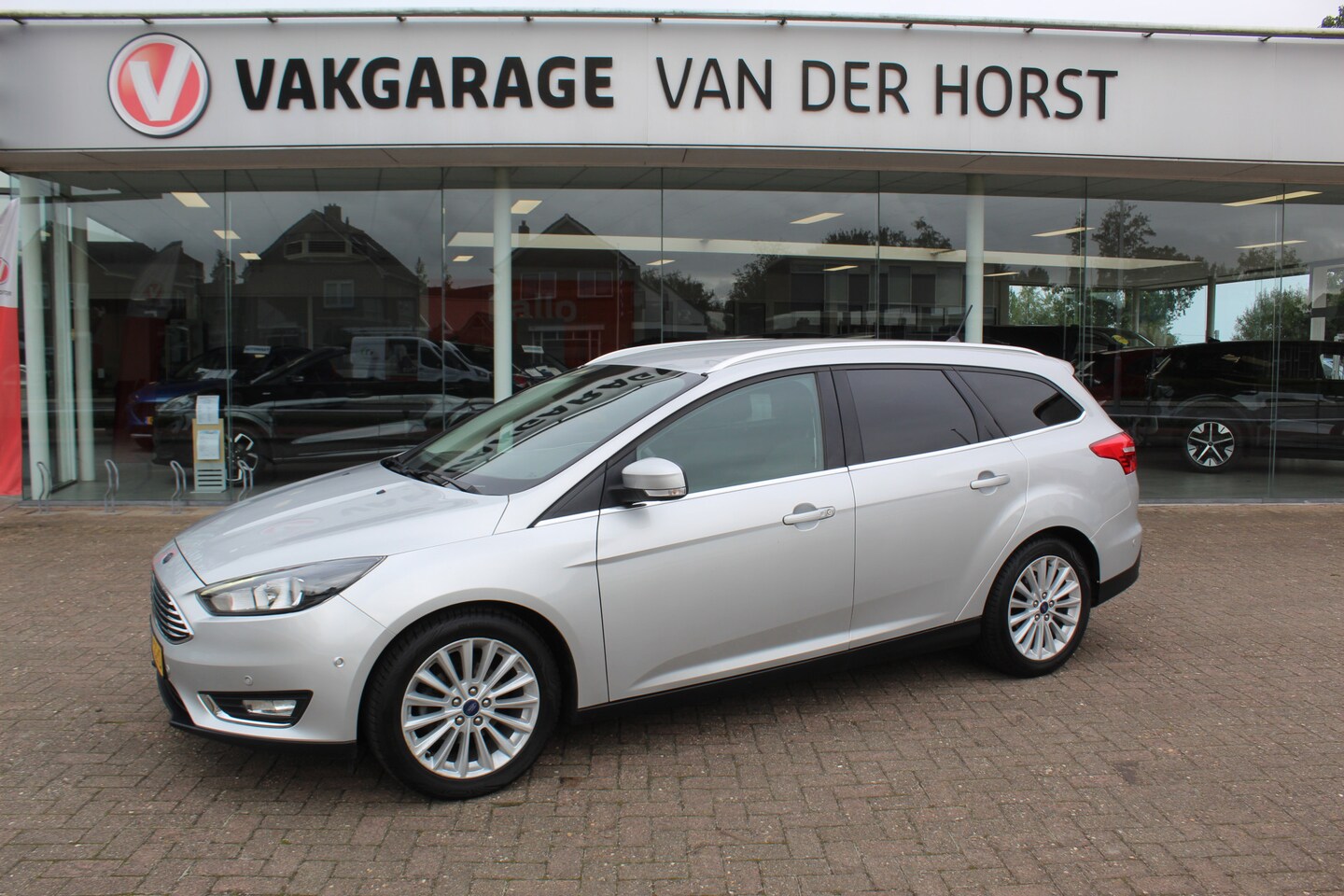 Ford Focus Wagon - 1.0 125PK Titanium Uiterst nette wagen ! Trekhaak, Pdc, Navigatie, Cuise Controle, - AutoWereld.nl