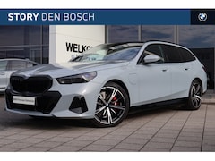 BMW 5-serie Touring - 530e M Sport Automaat / Panoramadak / Trekhaak / Achteruitrijcamera / Adaptieve LED / Stoe
