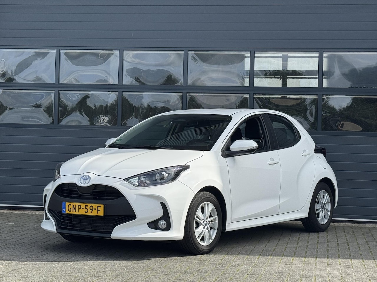 Toyota Yaris - 1.5 HYBRID 115 ACTIVE I AUTOMAAT I APPLE CARPLAY I P-CAMERA I ADAPTIVE CRUISE CONTROL - AutoWereld.nl