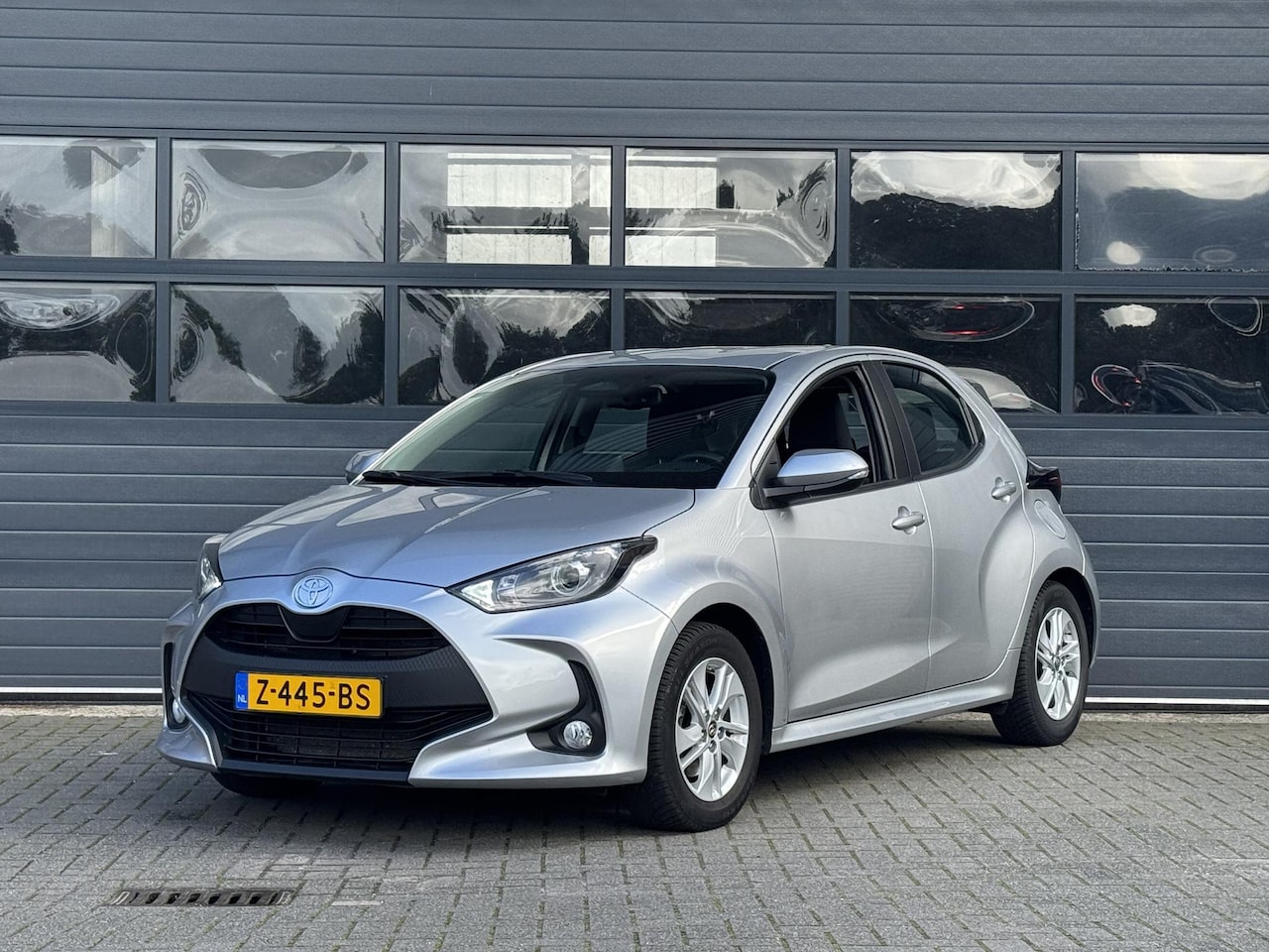 Toyota Yaris - 1.5 HYBRID 115 ACTIVE I AUTOMAAT I APPLE CARPLAY I P-CAMERA I ADAPTIVE CRUISE CONTROL - AutoWereld.nl
