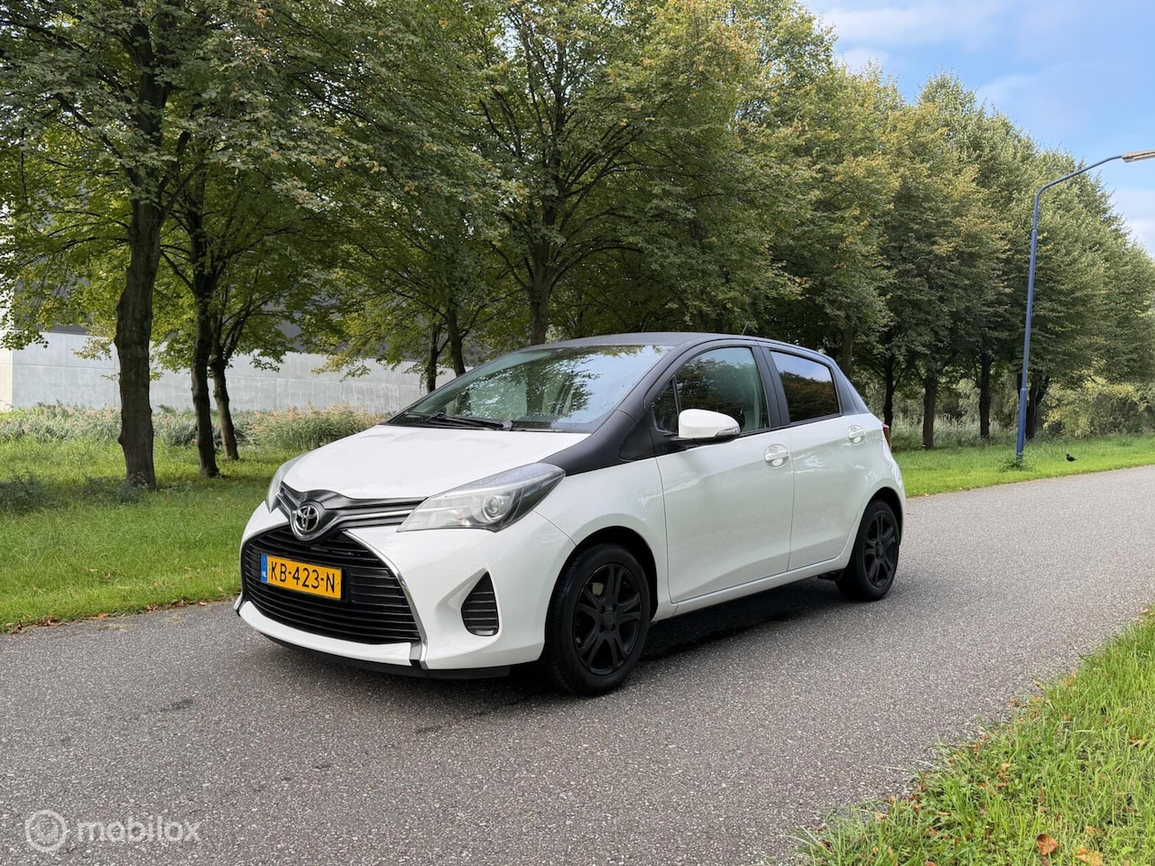 Toyota Yaris - 1.0 VVT-i Aspiration Bi-Tone*SCHERM*AIRCO*NAP - AutoWereld.nl