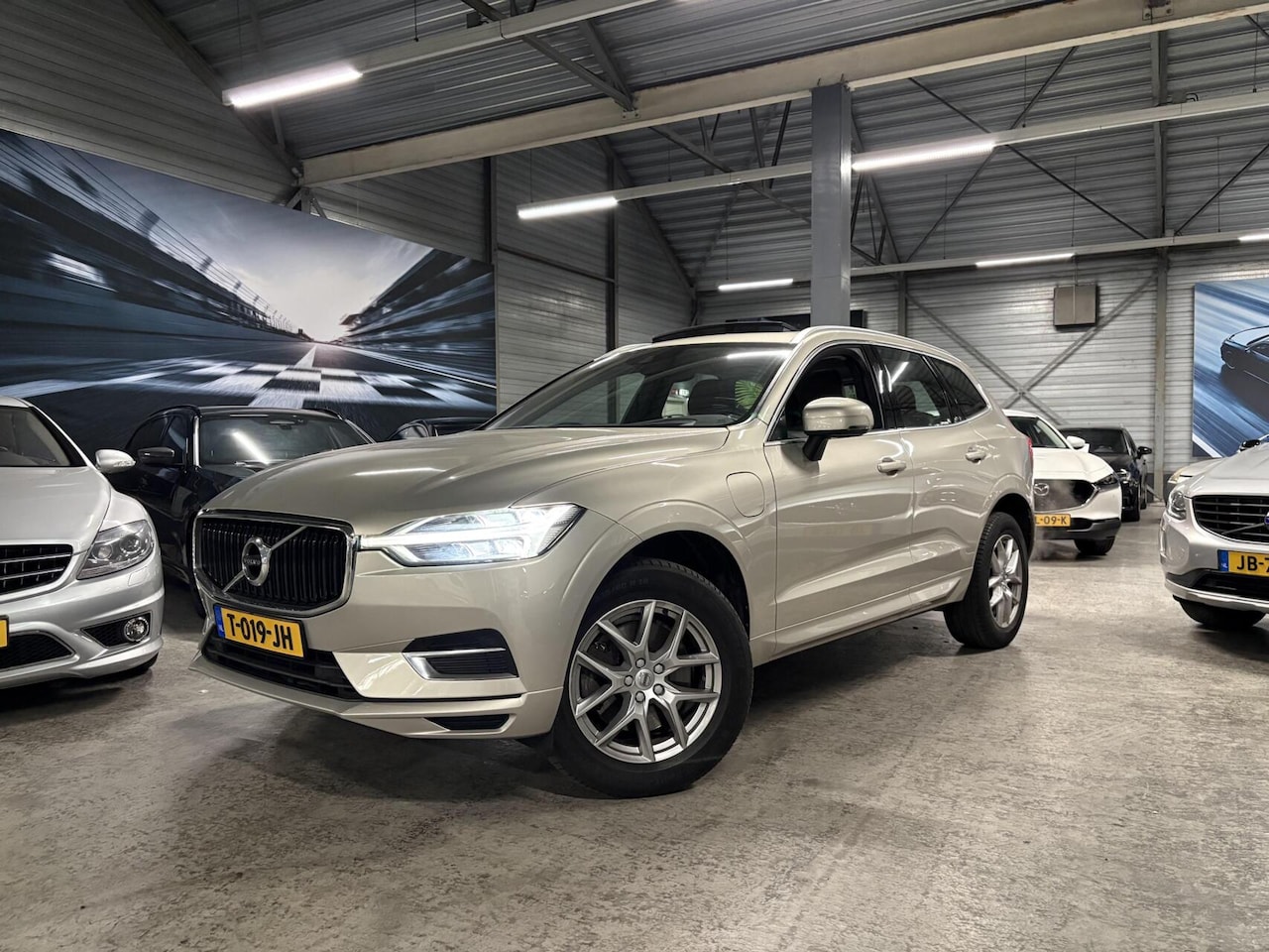 Volvo XC60 - 2.0 T8 Twin Engine AWD|HUD|Luchtvering|Leder|Pano|Trekhaak - AutoWereld.nl