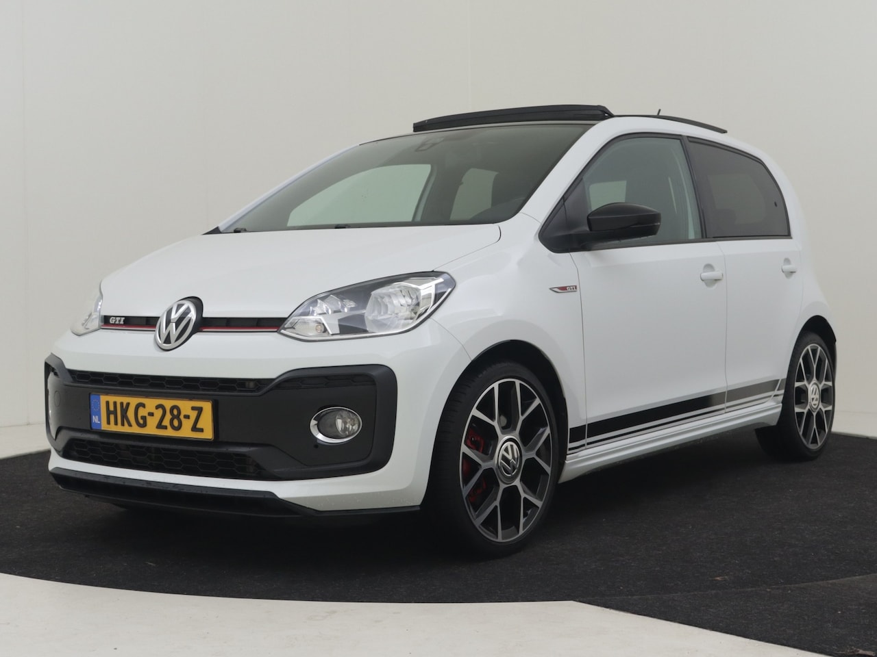 Volkswagen Up! - 1.0 TSI GTI 115PK | Glazen panorama-dak | Stoelverwarming | Cruise control |Airco | DAB | - AutoWereld.nl