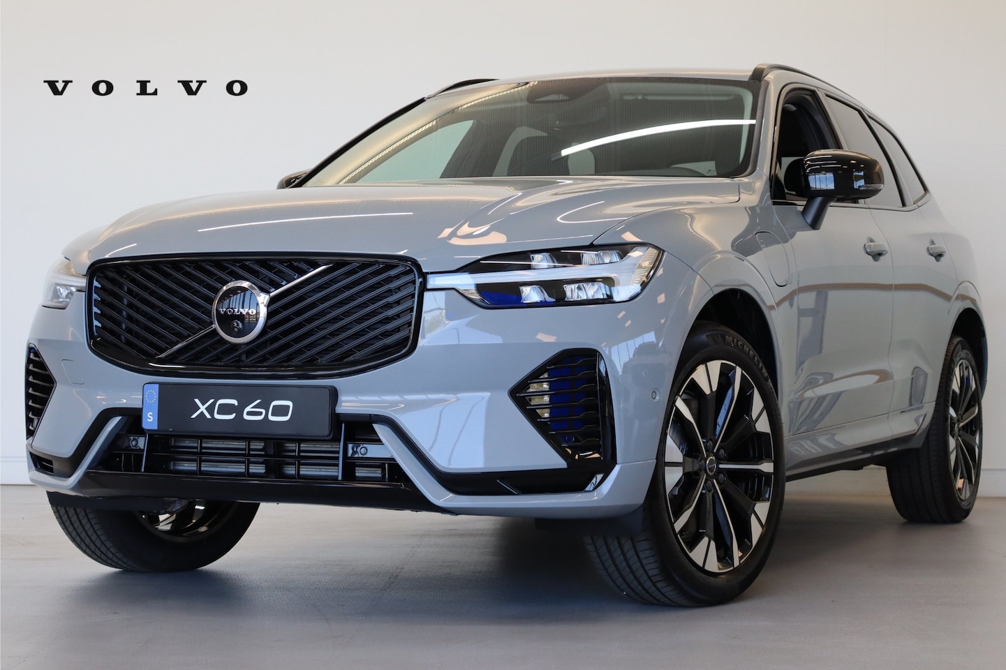 Volvo XC60 - T6 350PK Plus Dark | 360° | Getint Glas | 20'' | HK Audio | Pilot Assist - AutoWereld.nl
