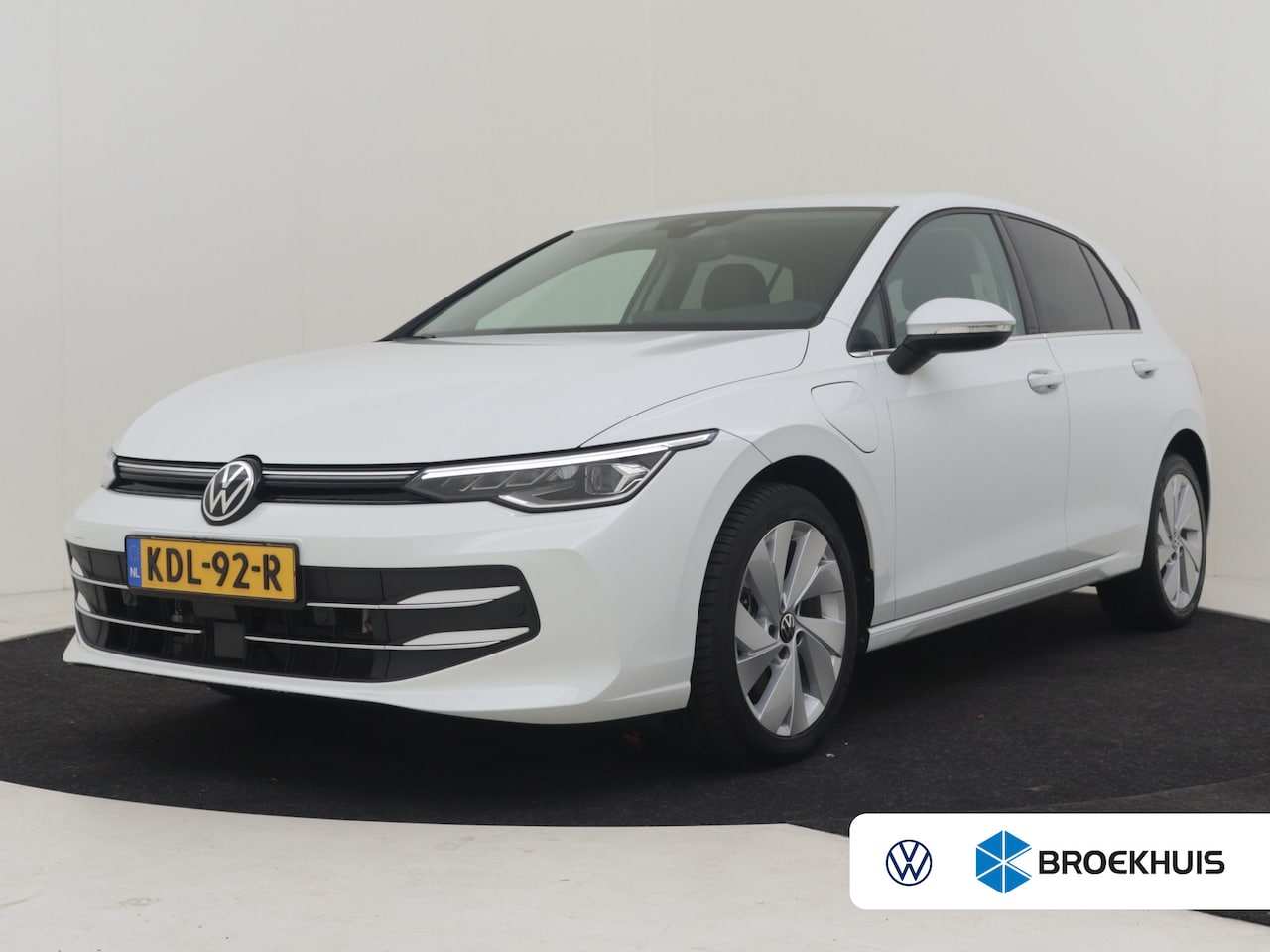 Volkswagen Golf - 1.5 eHybrid Style Edition 204PK DSG/AUTO | Verlichte Gril l Elektr. Stoelen met geheugen l - AutoWereld.nl