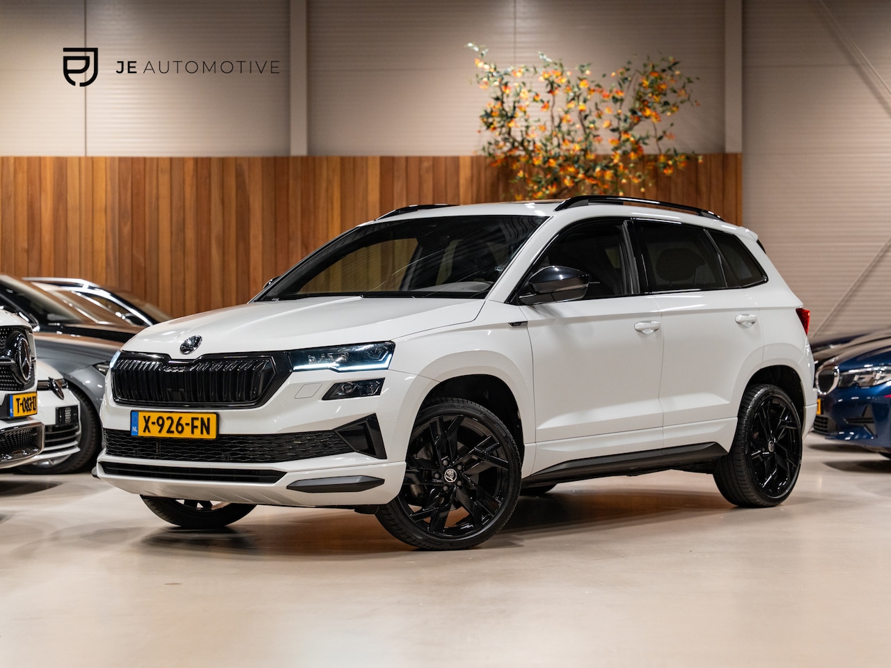 Skoda Karoq - 1.5 TSI DSG ACT Sportline, Facelift, Pano, ACC, Apple Carplay, Cam, PDC, Ambiënte Light, C - AutoWereld.nl