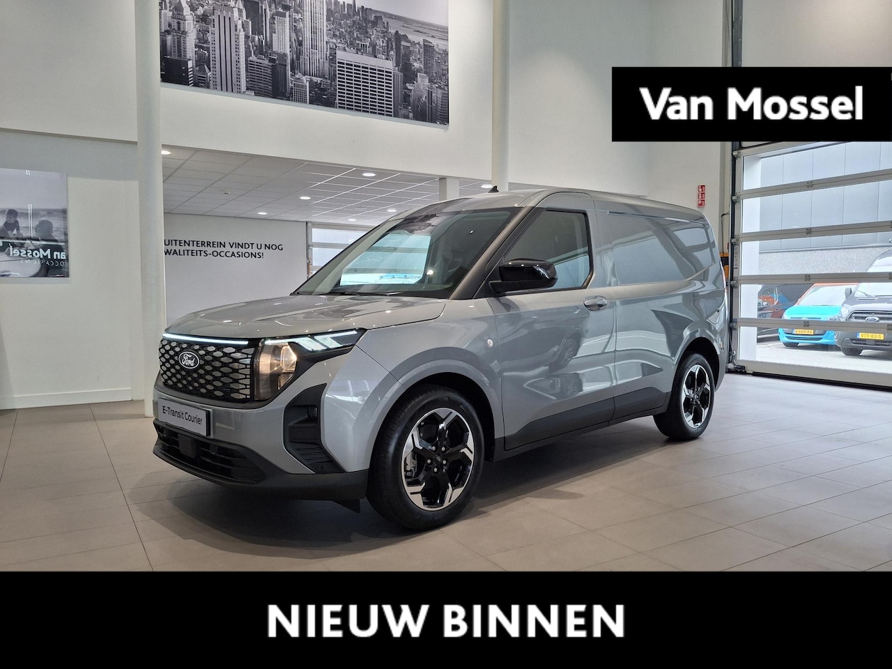 Ford Transit Courier - E-Transit Limited 46 kWh | TREKHAAK | STOEL, STUUR EN VOORRUIT VERWARMING | 17 INCH LICHTM - AutoWereld.nl