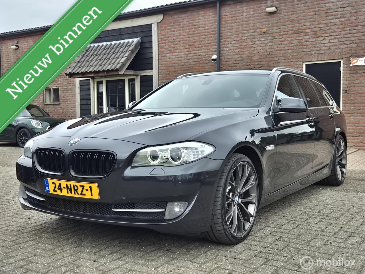BMW 5-serie Touring - 523i High Executive I Trekhaak I Camera I PDC I Comfort stoelen I 20 INCH - AutoWereld.nl