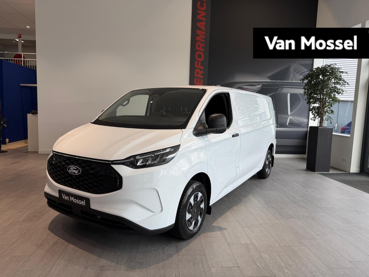 Ford Transit Custom - E-Transit L2 Trend 71kWh 340 L2H1 GB | 136pk Trend 71 kWh | WLTP RANGE 362 KM | PIJPLIJN V - AutoWereld.nl