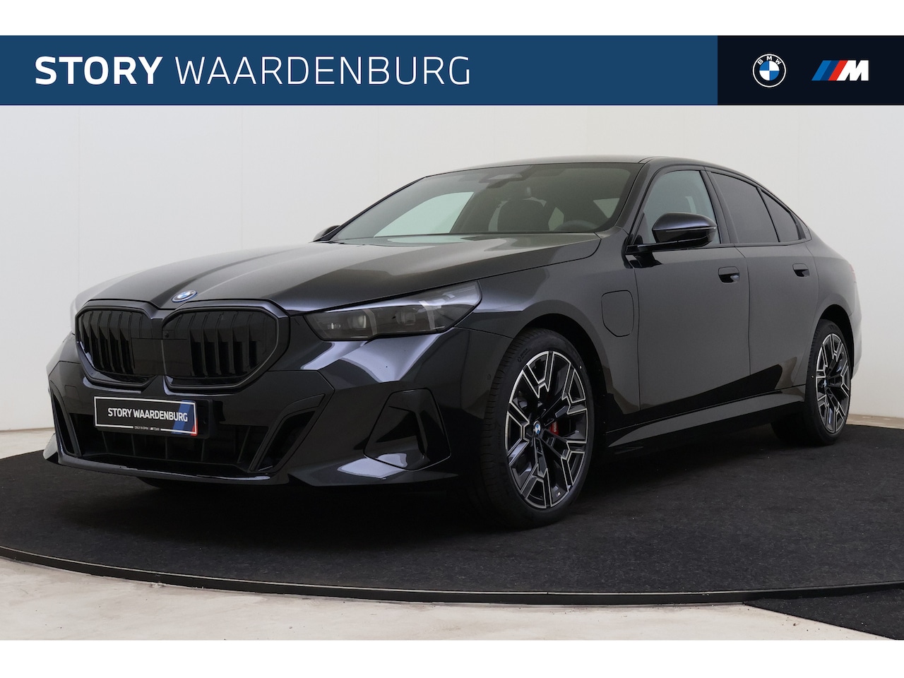 BMW 5-serie - 530e M Sport Automaat / Panoramadak / Trekhaak / Adaptieve LED / Stoelventilatie / Parking - AutoWereld.nl