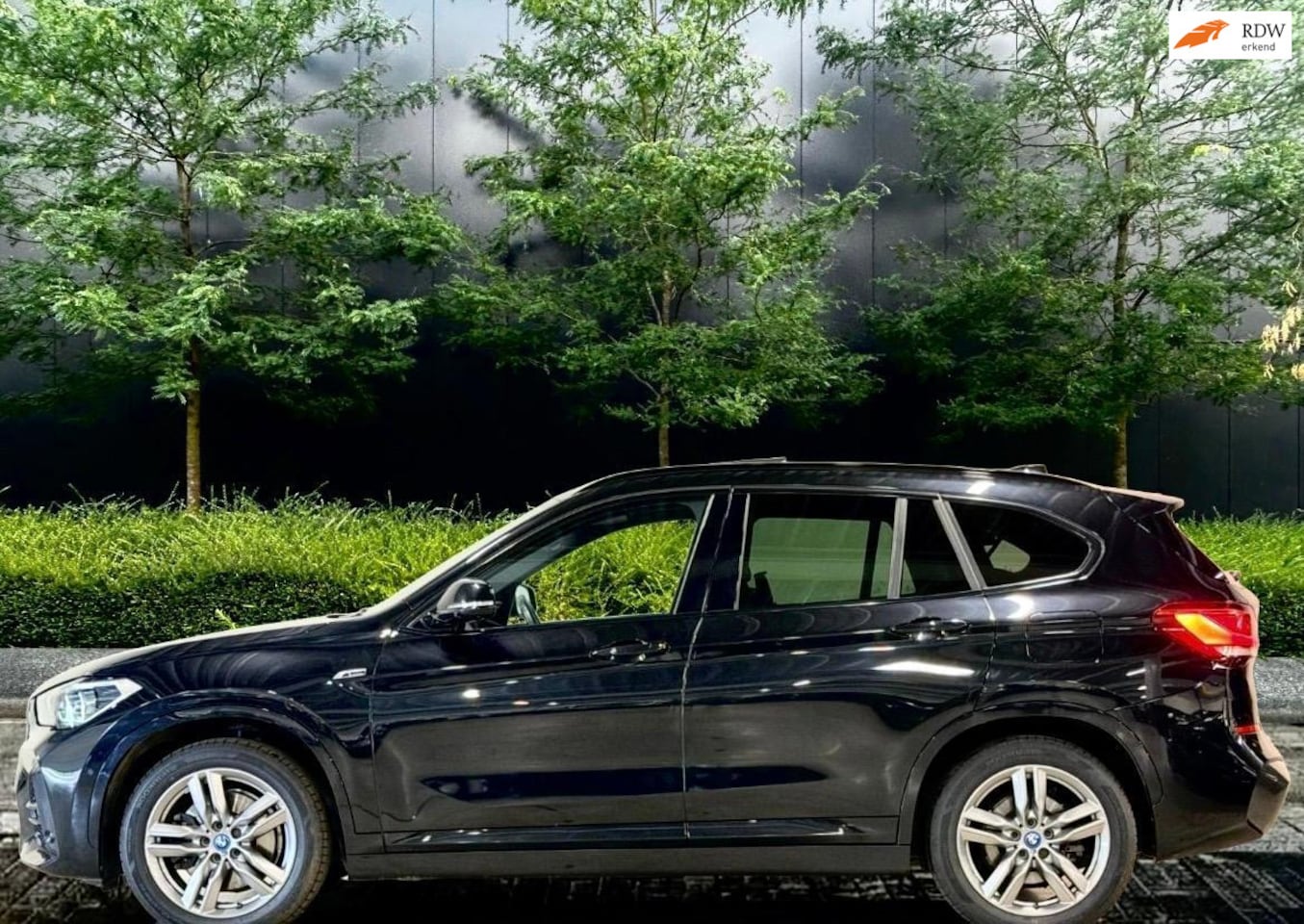 BMW X1 - XDrive 25e M-sport | Pano | HuD | LED | Sportstoelen | Dealer onderhouden | BTW auto - AutoWereld.nl