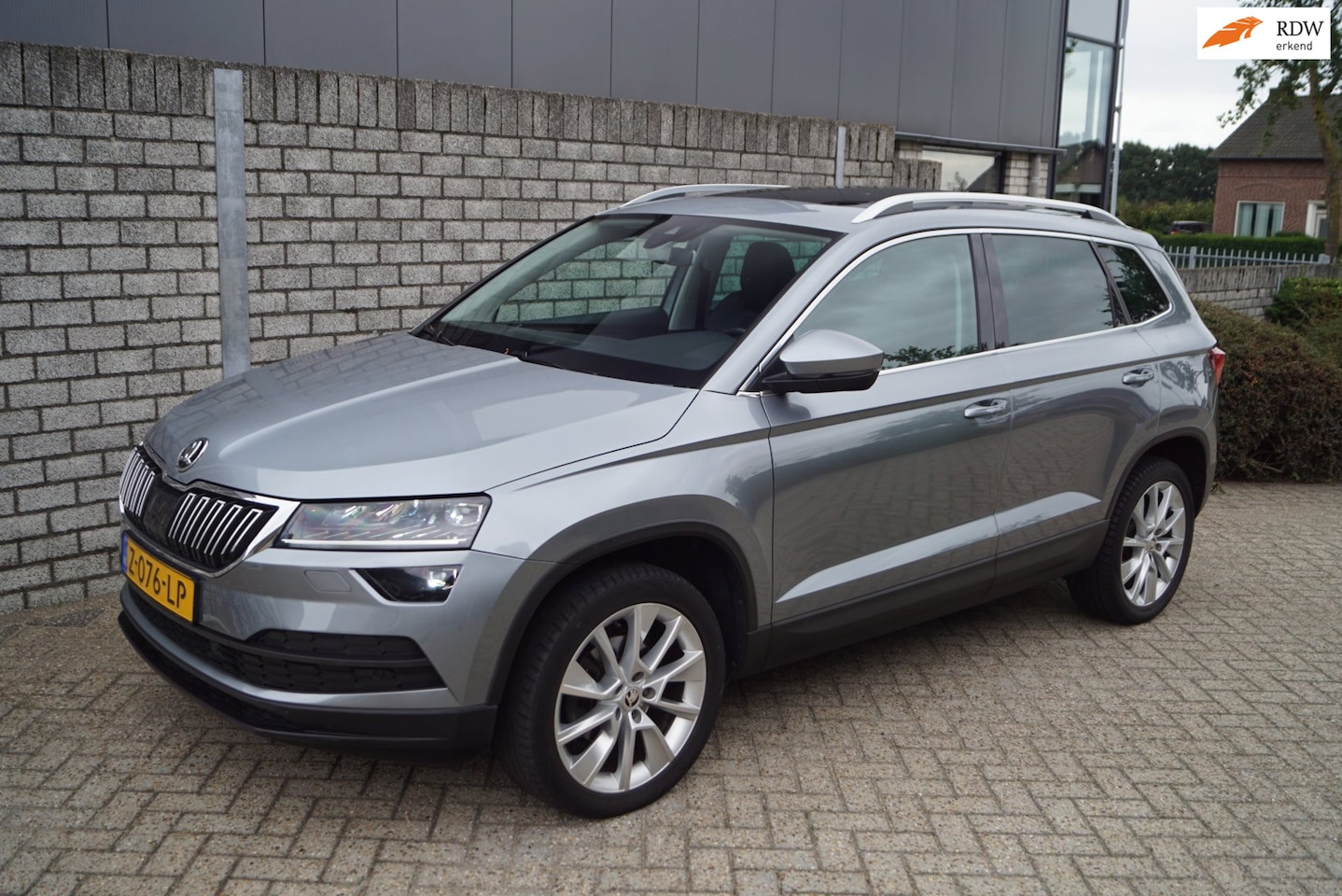 Skoda Karoq - 1.5 TSI ACT Style Business Autom Panodak Leder/Alcantara Navi Camera Clima Adaptieve Cruis - AutoWereld.nl