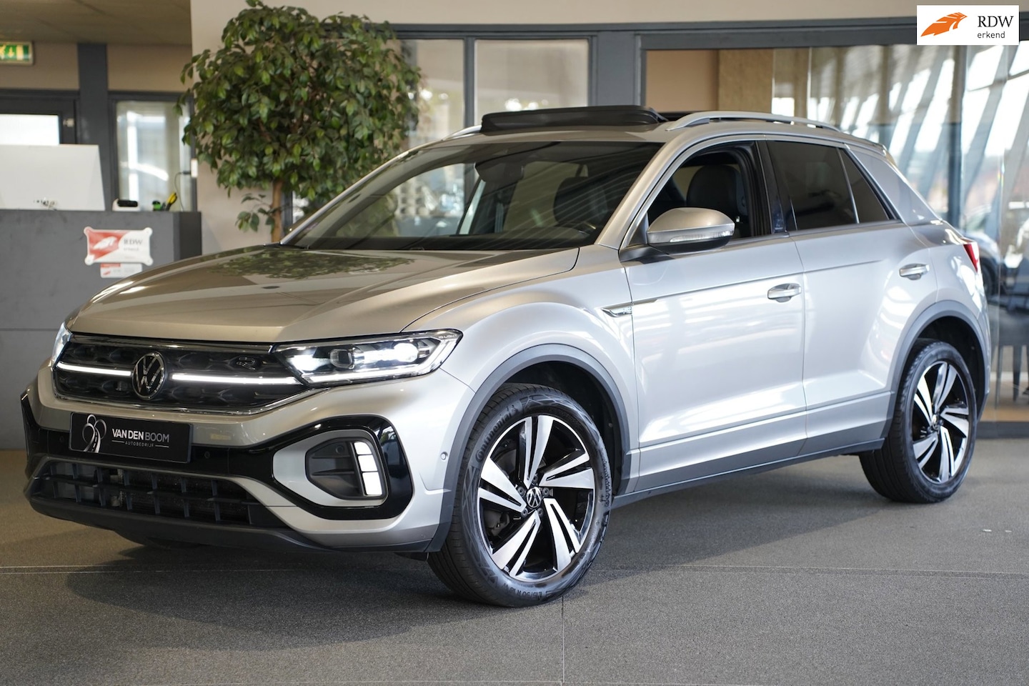 Volkswagen T-Roc - 1.5 TSI R-Line DSG Pano Navi Virtual Led Cam Acc Pdc - AutoWereld.nl