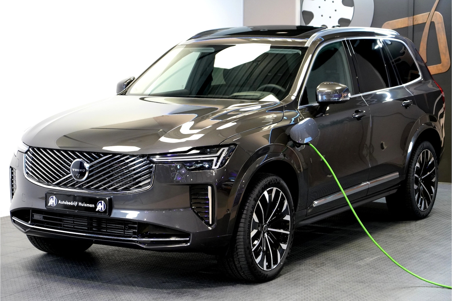 Volvo XC90 - 2.0 T8 AWD 335kW/456pk Aut8 Plug-in hybrid Plus Bright 7P PANORAMADAK + HARMAN/KARDON + 36 - AutoWereld.nl