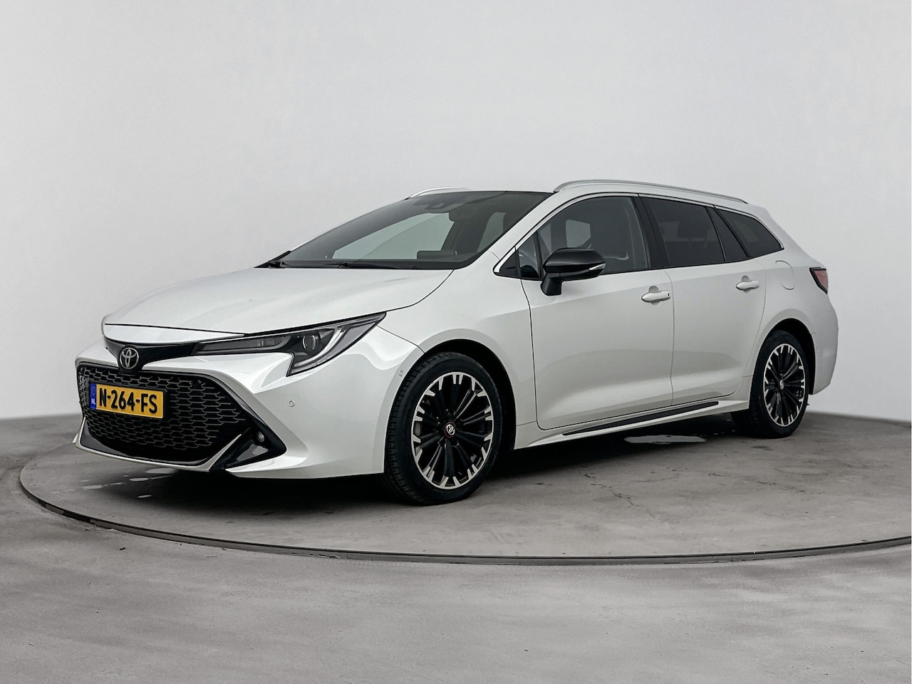 Toyota Corolla Touring Sports - 1.8 Hybrid GR-Sport Apple Carplay/Android Auto | Lichtmetalen velgen 17" | Parkeersensor v - AutoWereld.nl