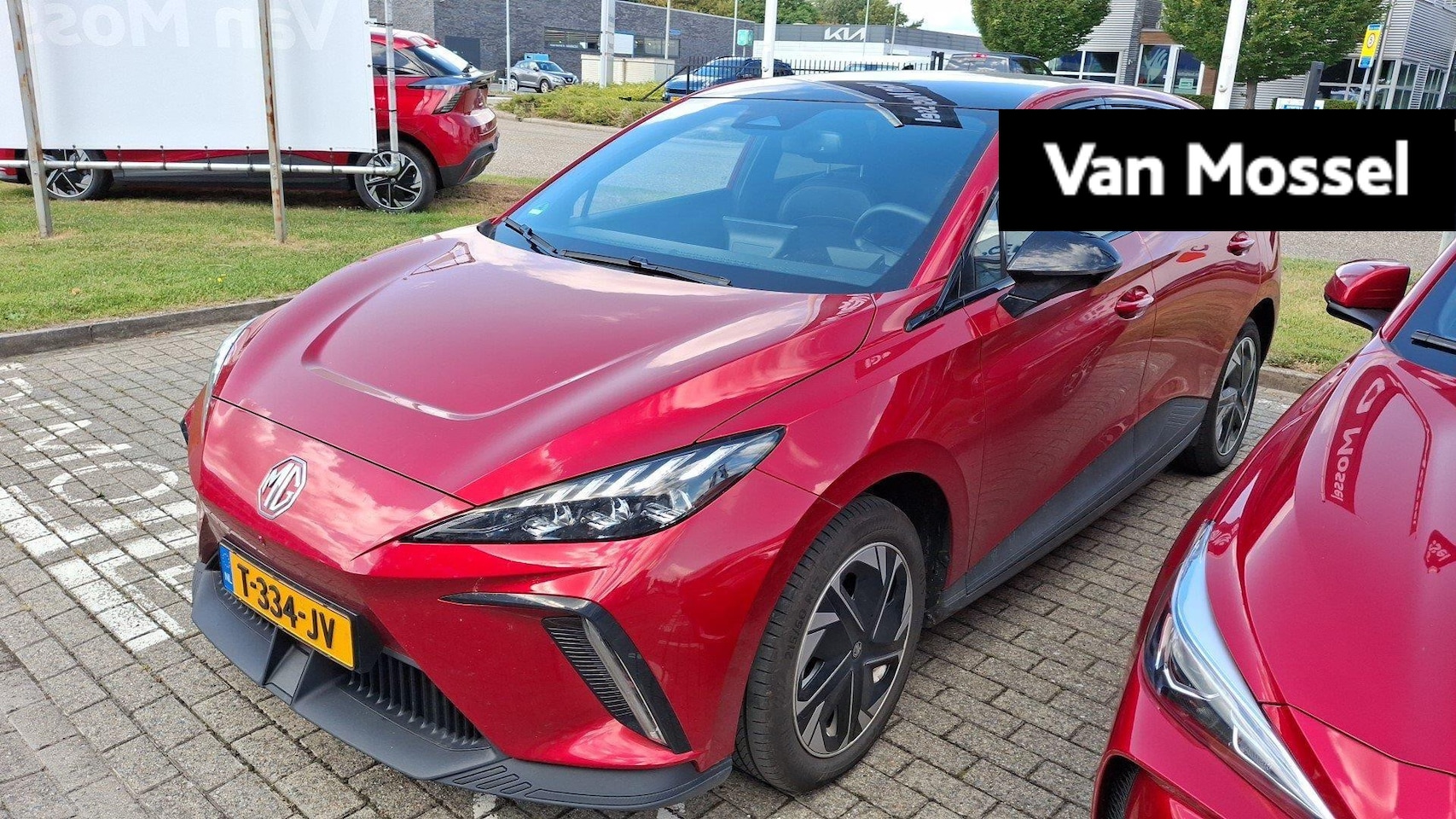 MG MG4 - Long Range Luxury 64 kWh | Navi | CarPlay | 360 Camera | Afn. Trekhaak | Zwart Dak | Stoel - AutoWereld.nl