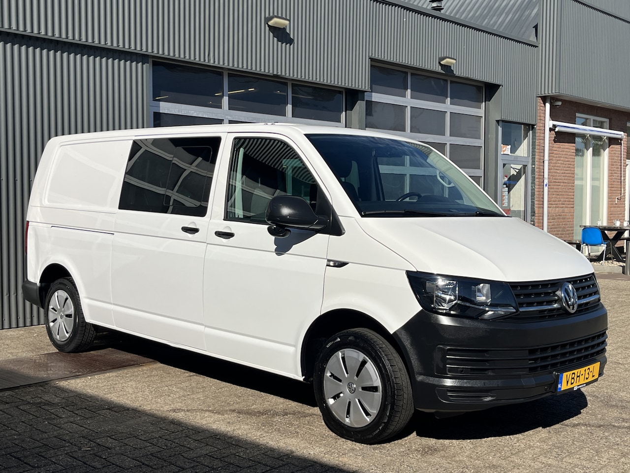 Volkswagen Transporter - 2.0 TDI L2H1 DC 150pk BTW VRIJ!! 2x schuifdeur Airco Cruise controle Telefoonverbinding Tr - AutoWereld.nl