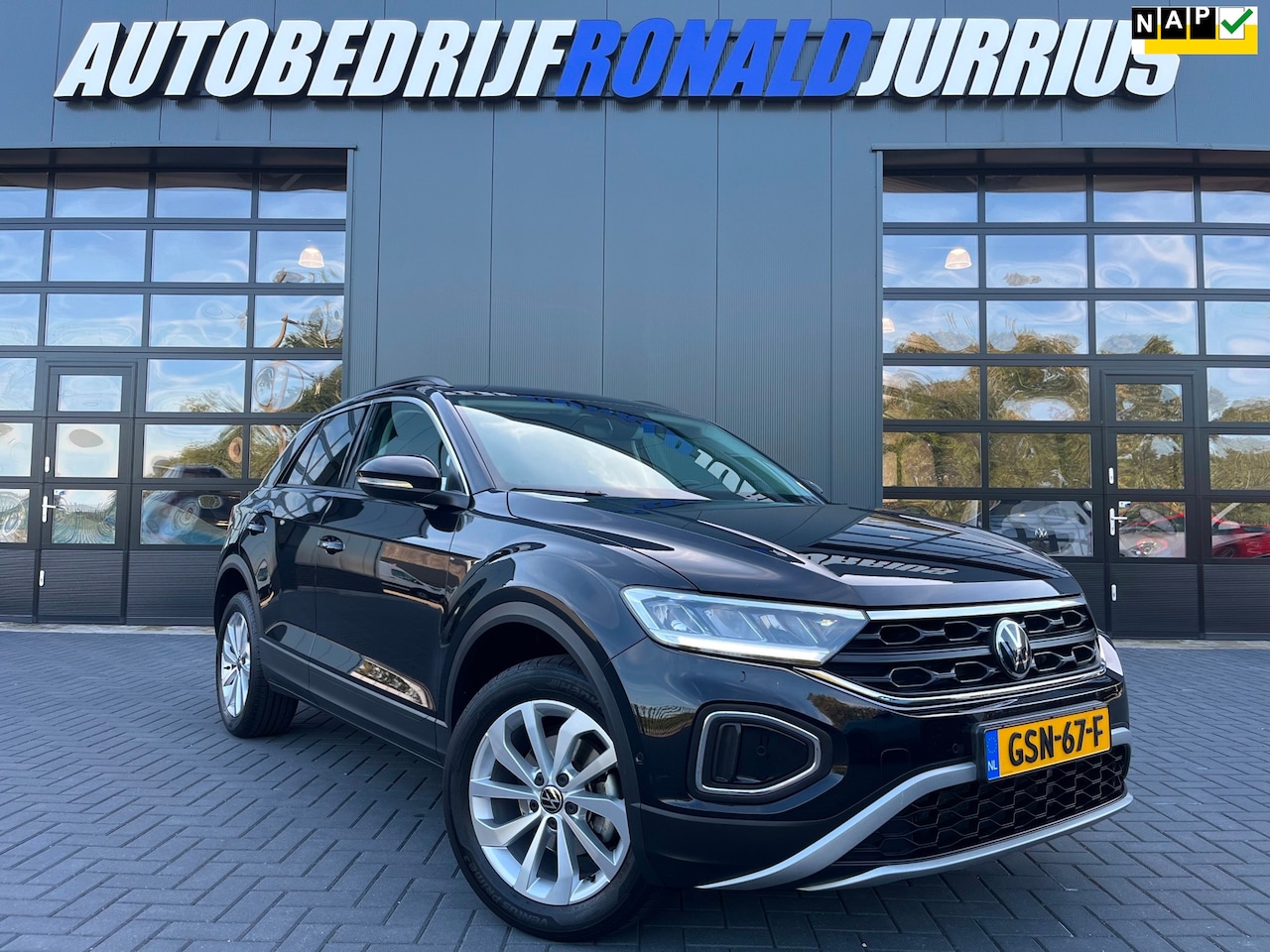 Volkswagen T-Roc - 1.5 TSI Life Edition NL.Auto/Climatronic/Camera/Full Led/Carplay/Privacy Glass/1Ste Eigena - AutoWereld.nl