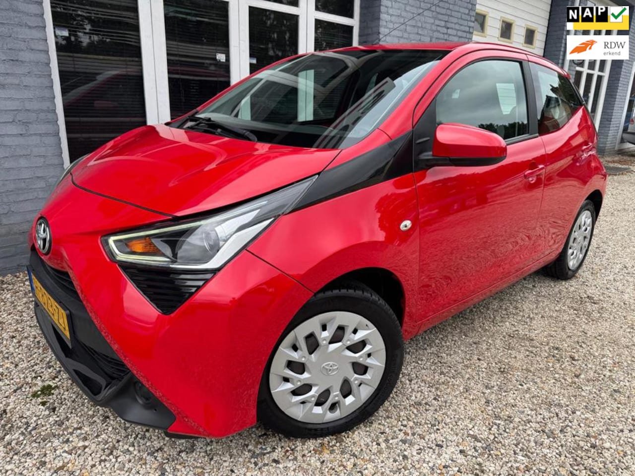 Toyota Aygo - 1.0 VVT-i x-play 1.0 VVT-i x-play, UNIEK WEINIG KM, CAR PLAY, CAMERA, AIRCO, CRUIS-CONTR,ETC - AutoWereld.nl