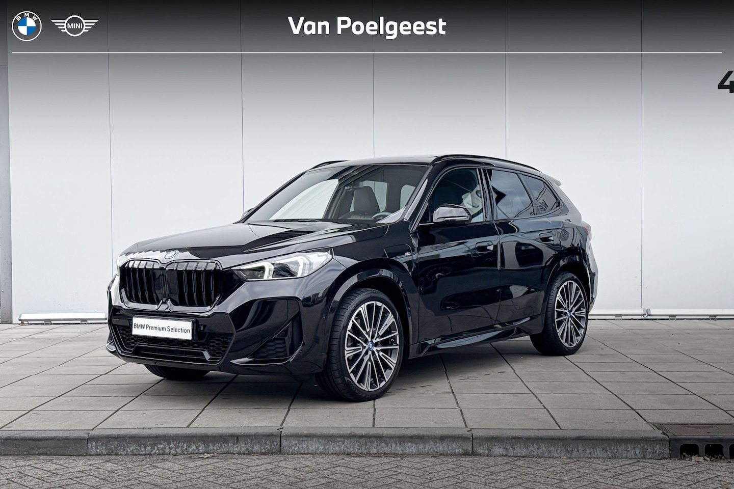 BMW X1 - xDrive30e M-Sport Pro / 20'' / Panorama Dak / Elektrisch Wegklapbare Trekhaak / Vol Leder - AutoWereld.nl